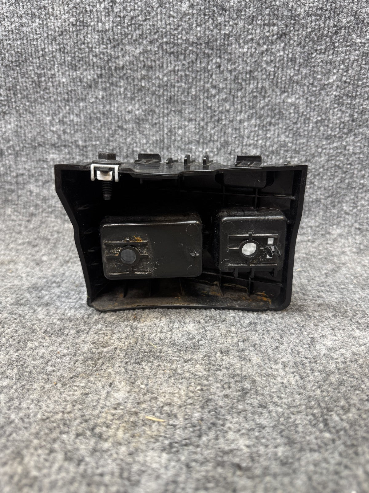 2020–2024 TESLA MODEL Y REAR LEFT BUMPER TAILLIGHT LAMP BRACKET OEM 1506968-00-D