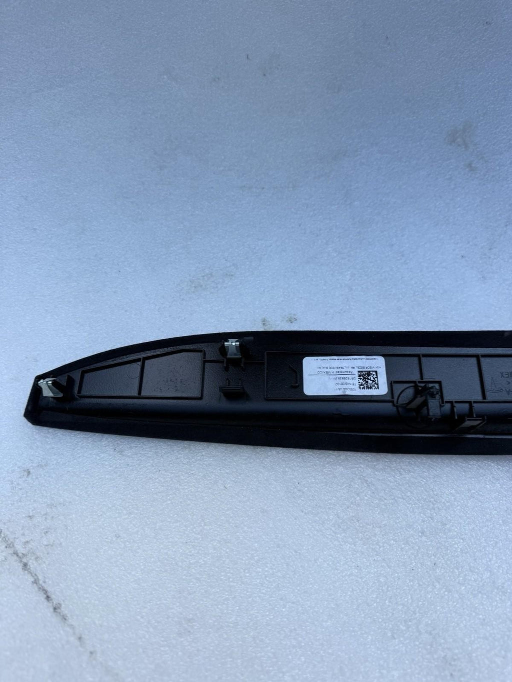 ♦️16-20 TESLA MODEL X FRONT RIGHT SIDE SUN VISOR BEZEL TRIM COVER OEM, 105029500