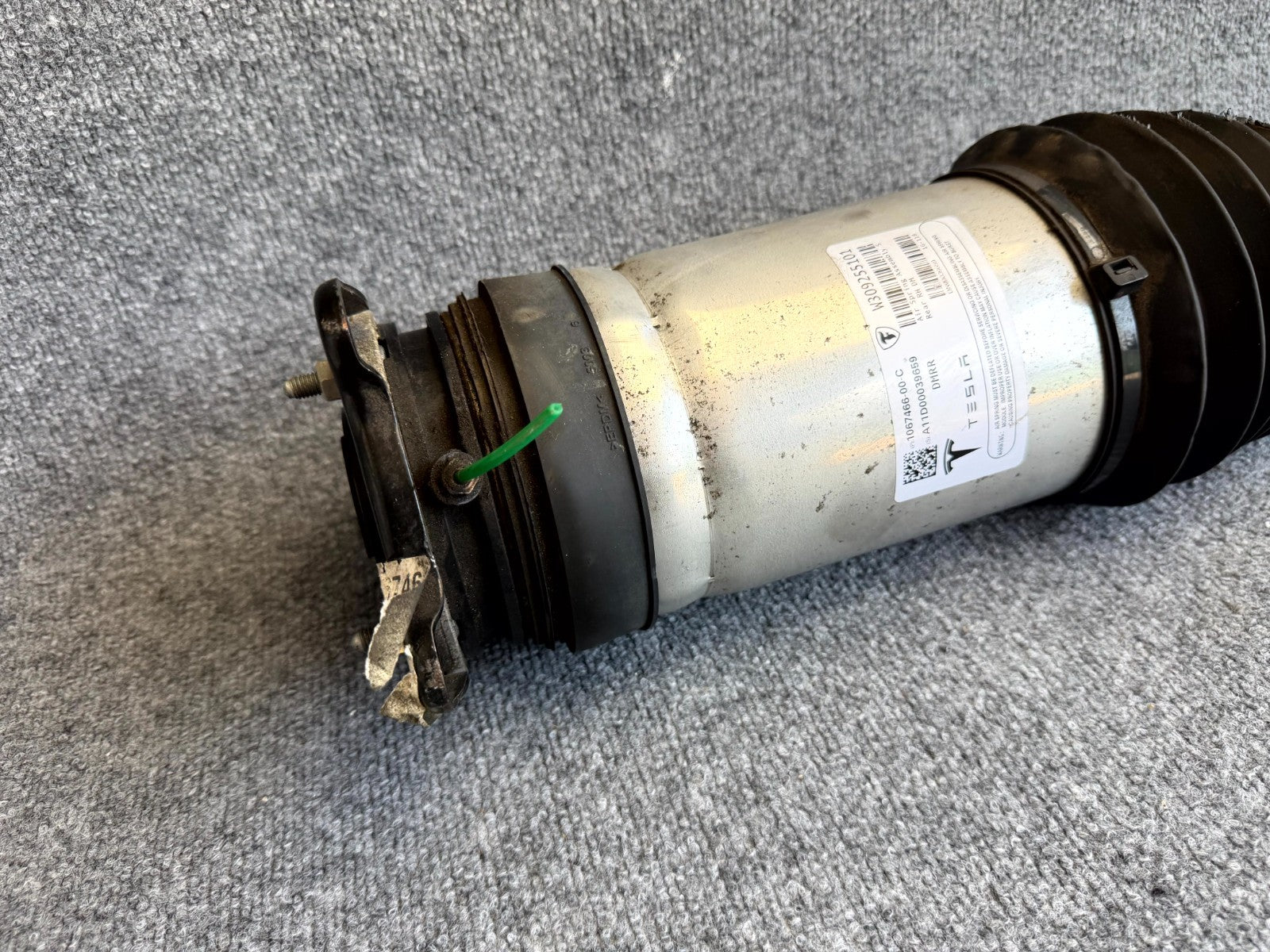 2016 – 2020 TESLA MODEL S REAR RIGHT SIDE AIR SPRING SHOCK OEM, 1067466-00-C
