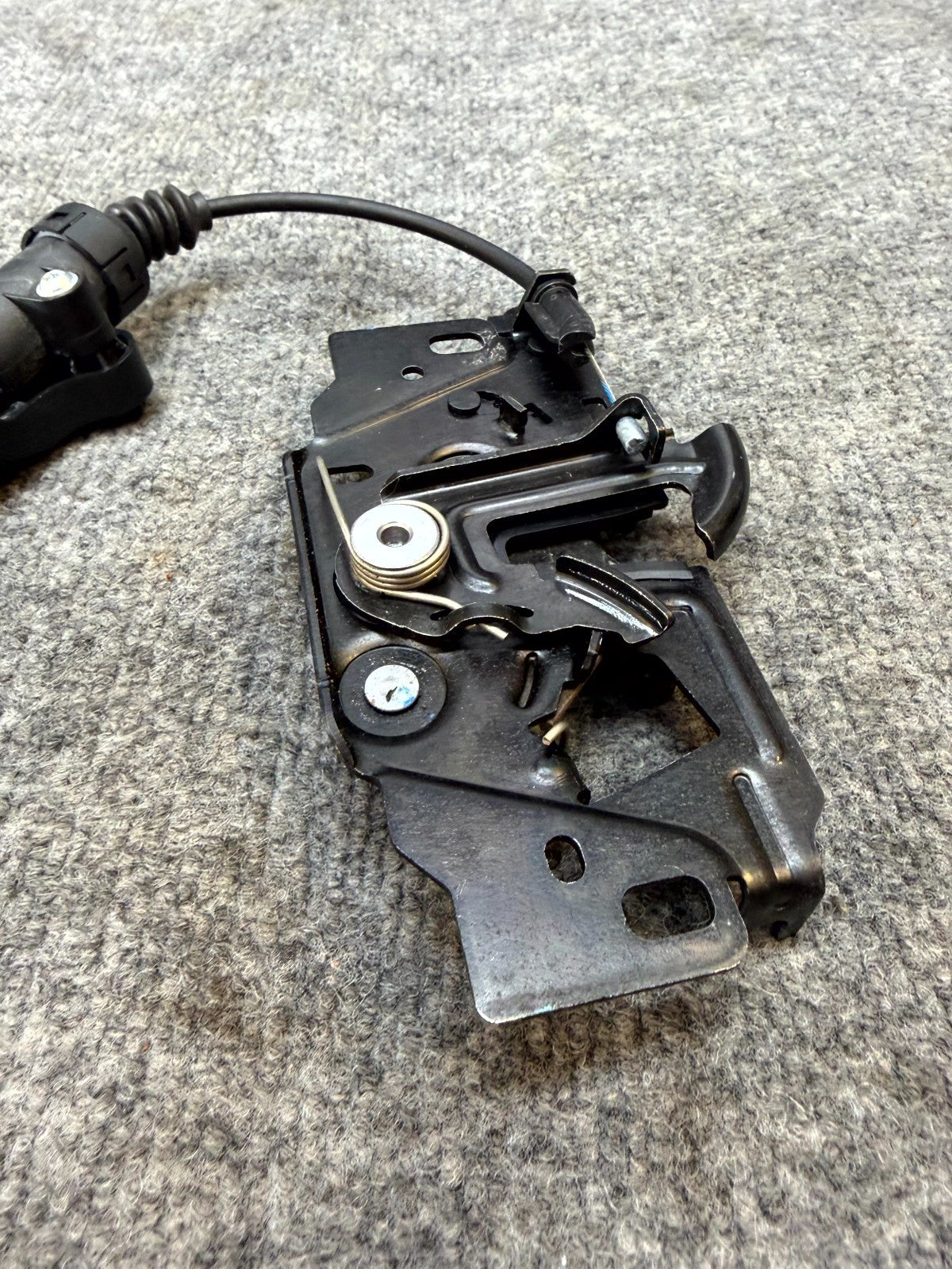 2020 - 2024 TESLA MODEL Y FRONT HOOD LATCH LOCK MECHANISM OEM, 1033011-00-G