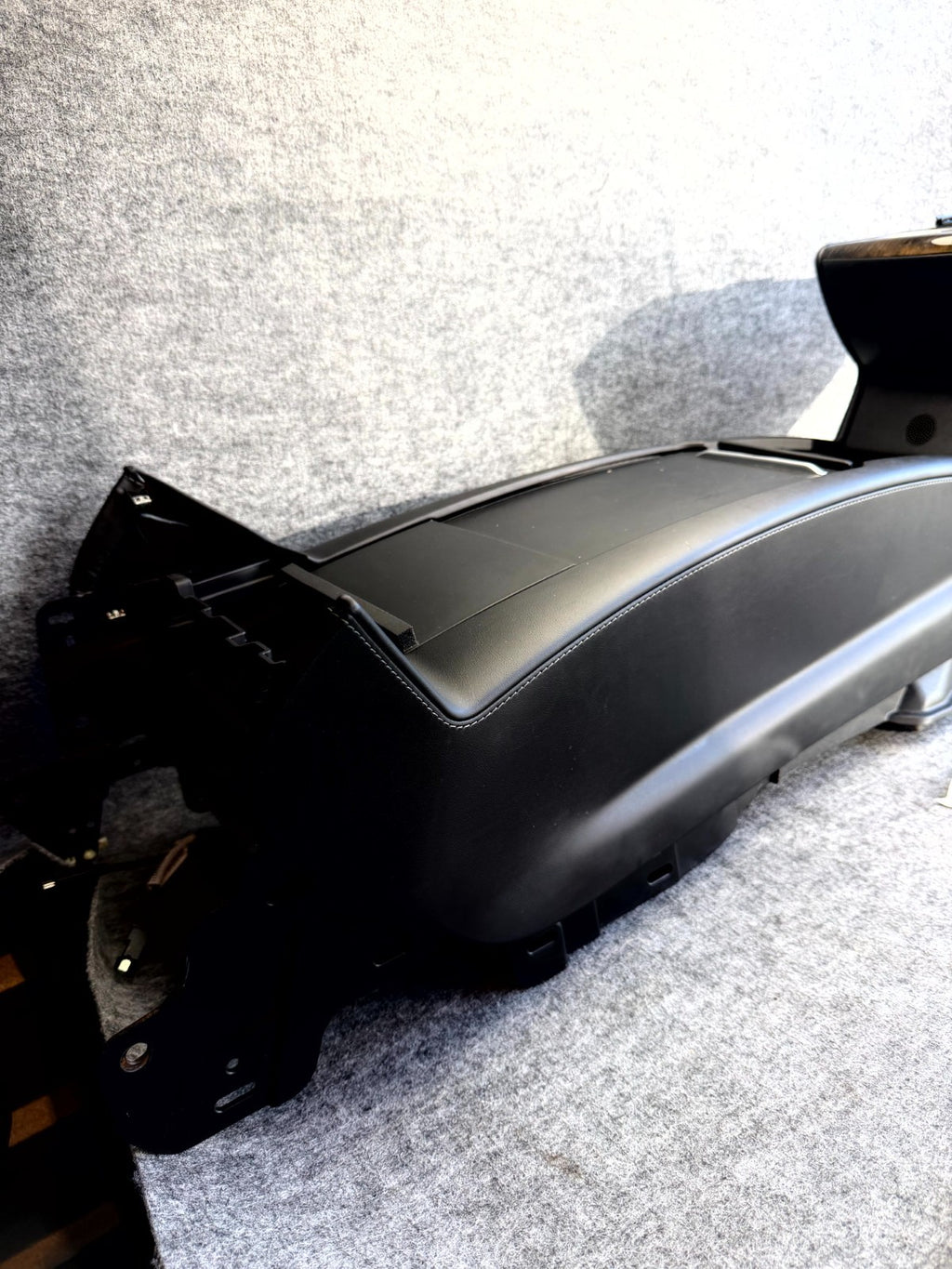 ♦️16–20 TESLA MODEL S CENTER CONSOLE ARMREST STORAGE ASSEMBLY OEM, 100481507D