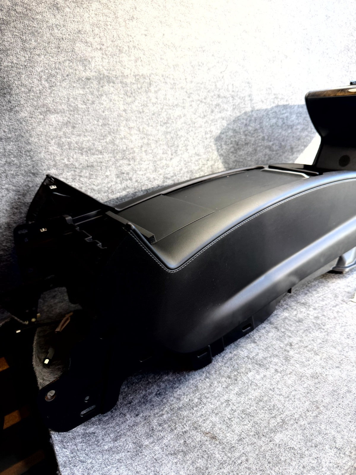 ♦️16–20 TESLA MODEL S CENTER CONSOLE ARMREST STORAGE ASSEMBLY OEM, 100481507D