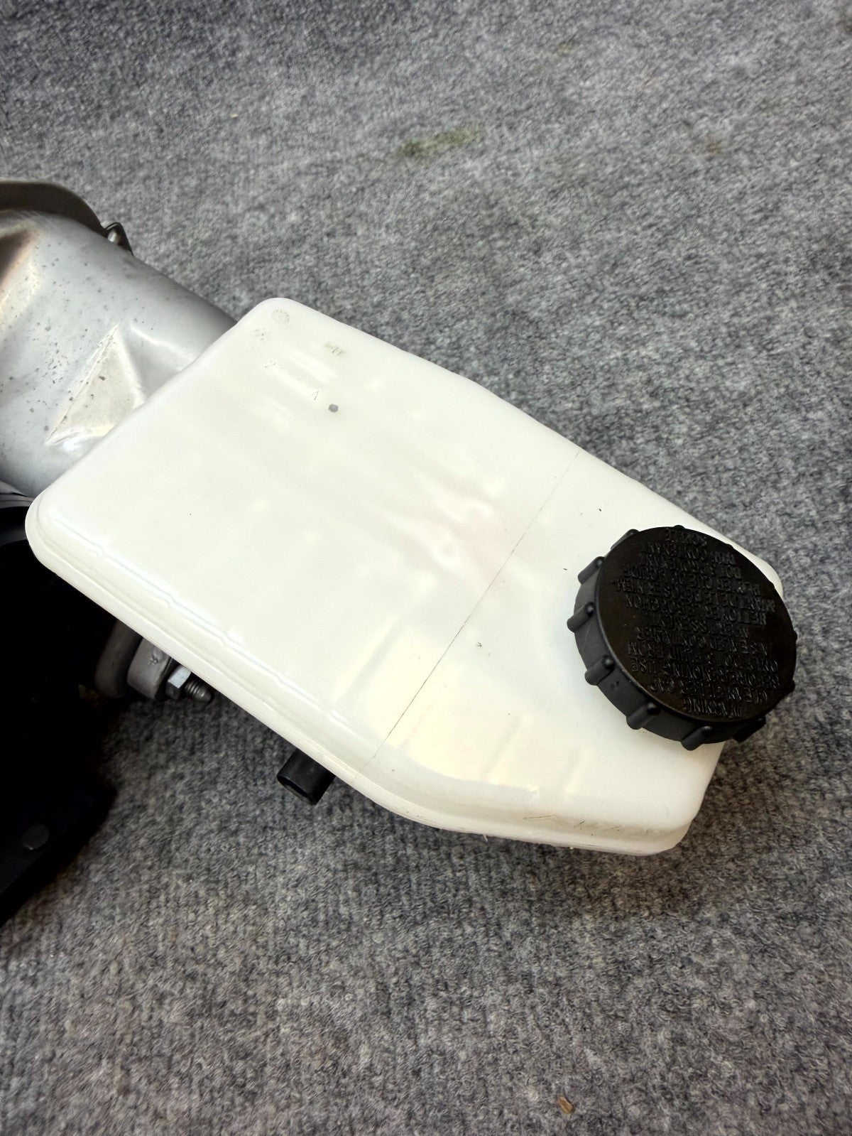 2017–2023 TESLA MODEL Y/3 BRAKE MASTER CYLINDER W/ BOOSTER & RESERVOIR OEM
