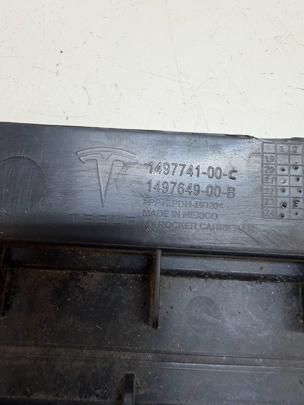 20-24 TESLA MODEL Y LEFT SIDE SKIRT ROCKER PANEL MOLDING CARRIER BRACKET