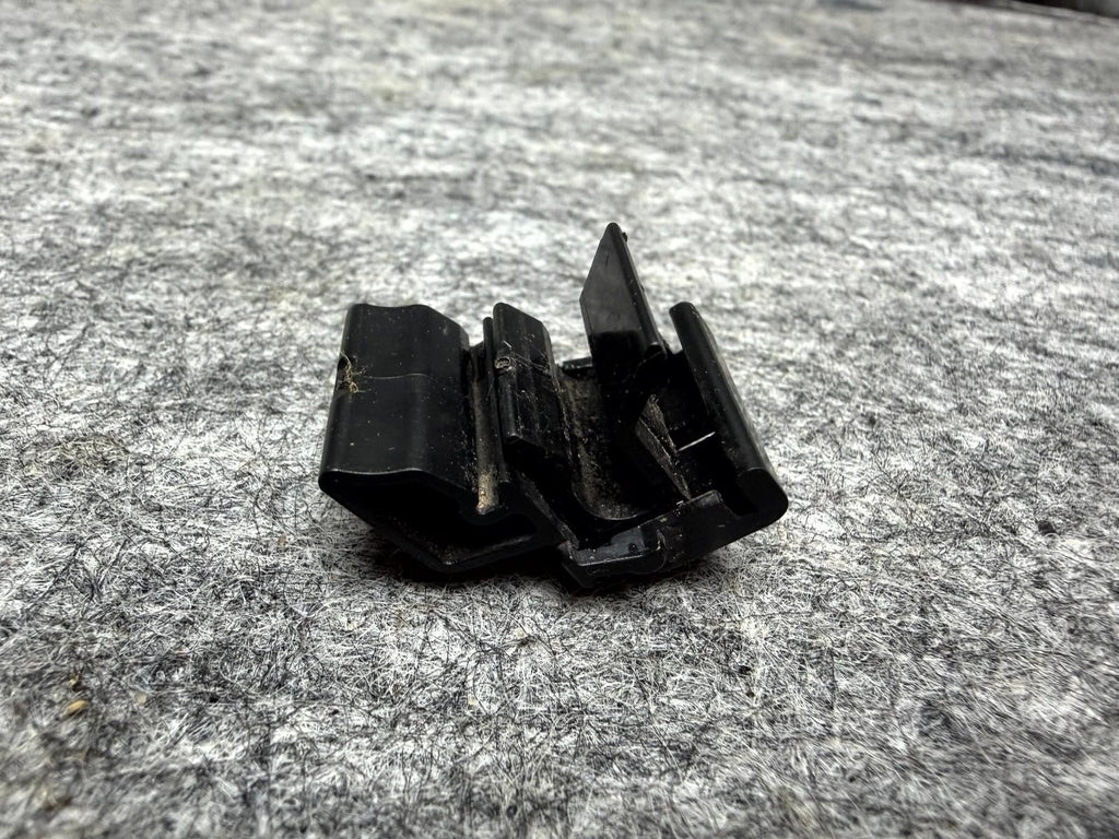 ♦️17-23 TESLA MODEL 3 FRONT BUMPER HOOD BOX BUCKLE TRUNK CLIP OEM, 1472872-00-B