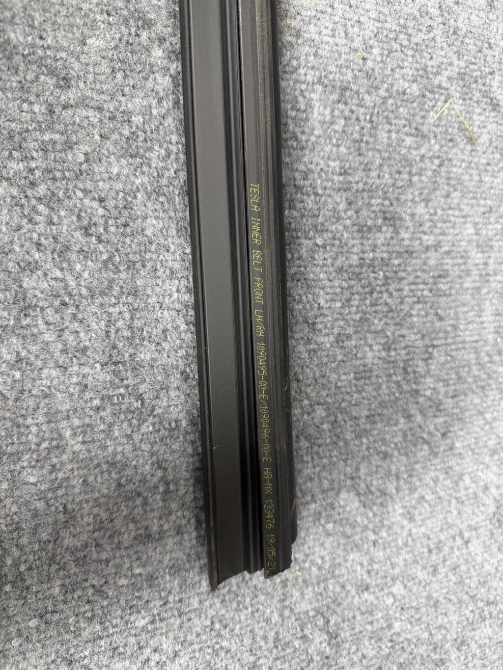 ♦️17 - 23 TESLA MODEL 3 FRONT LEFT SIDE WINDOW INNER BELT SEAL OEM, 1090495-00-E