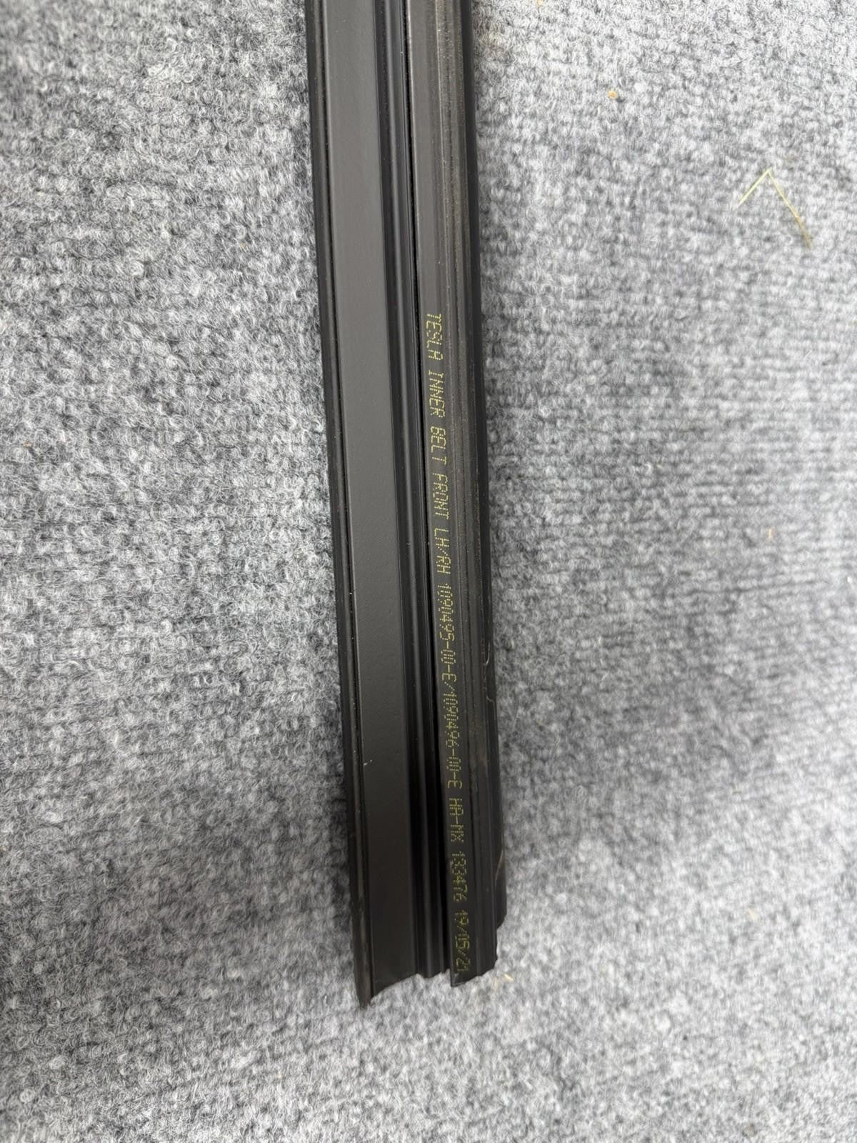 ♦️17 - 23 TESLA MODEL 3 FRONT LEFT SIDE WINDOW INNER BELT SEAL OEM, 1090495-00-E