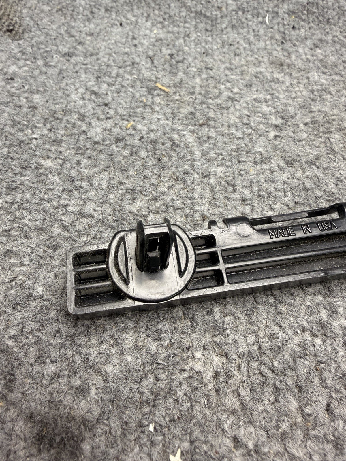 2012-2020 TESLA MODEL S RIGHT SIDE SKIRT ROCKER MOLDING FRONT BRACKET OEM