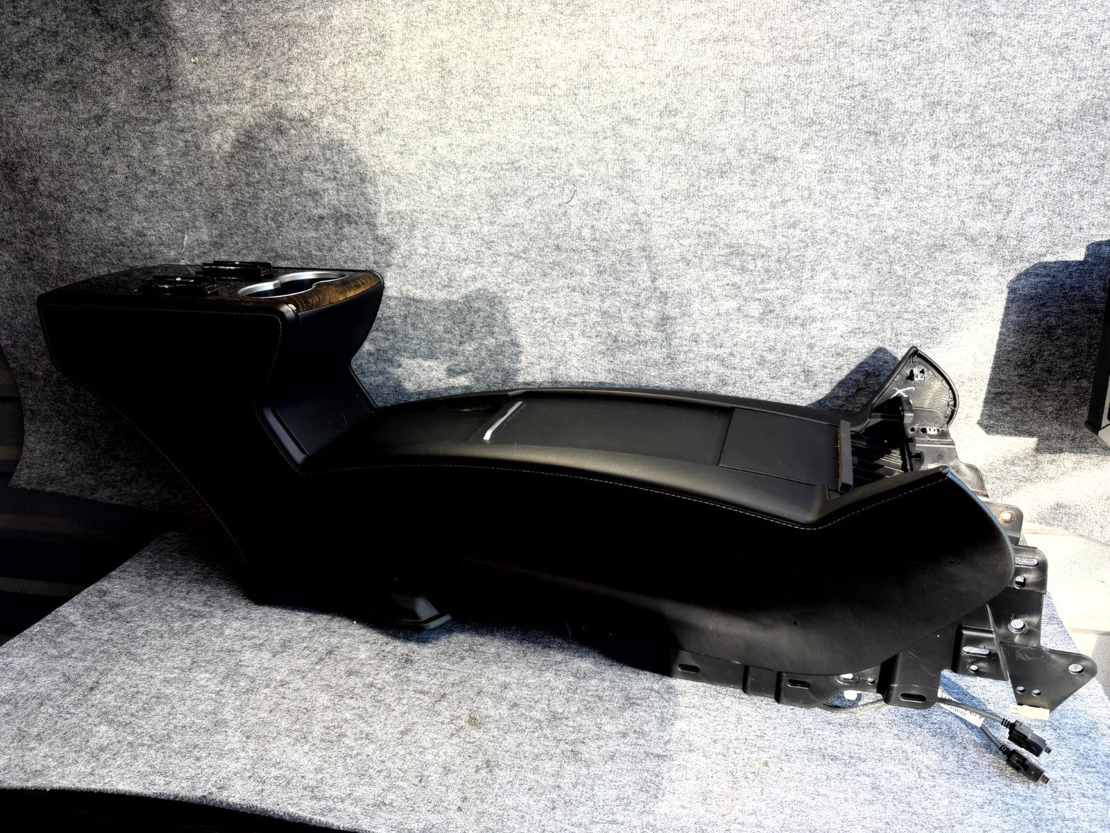 ♦️16–20 TESLA MODEL S CENTER CONSOLE ARMREST STORAGE ASSEMBLY OEM, 100481507D