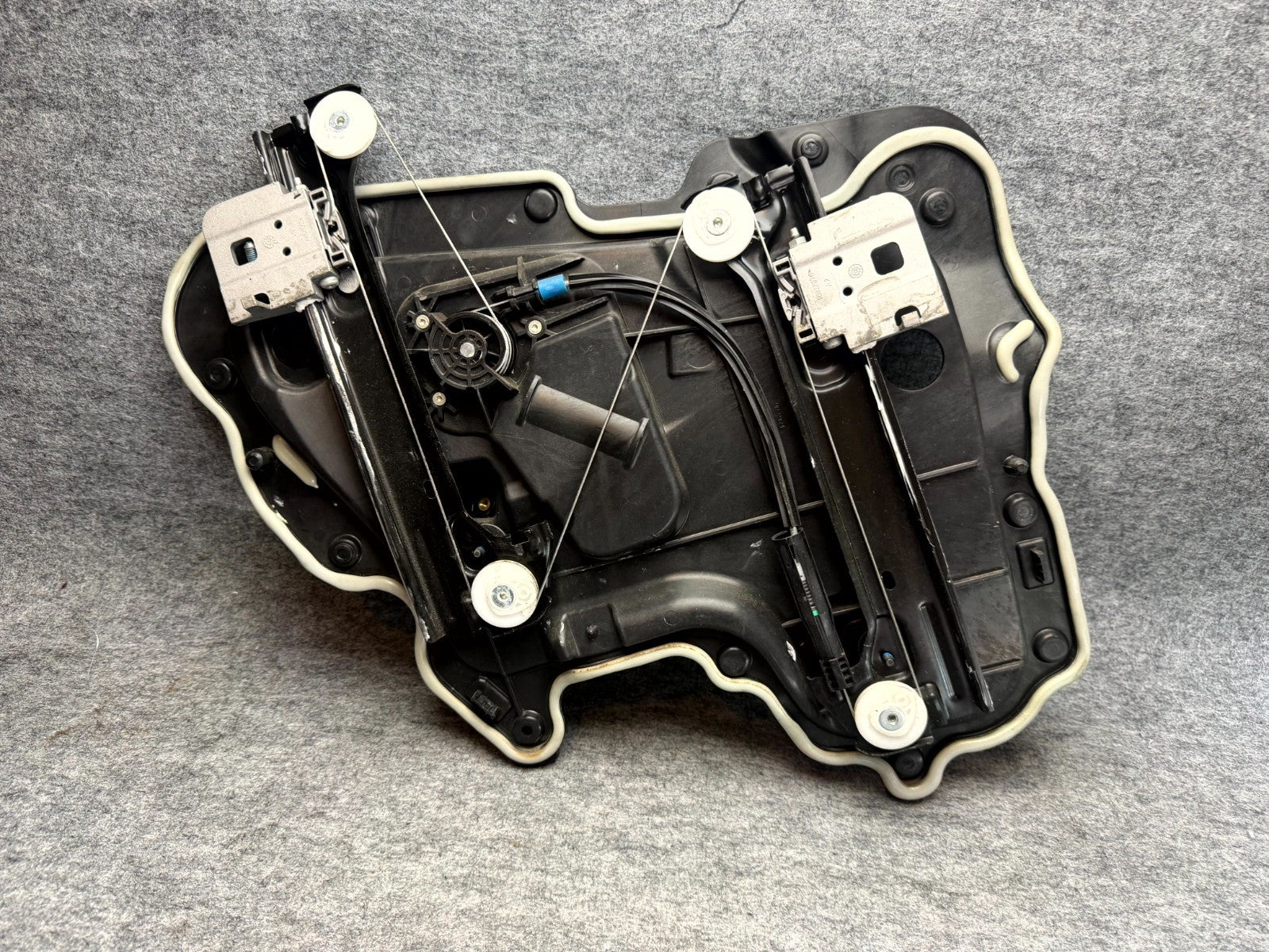 ♦️17–23 TESLA MODEL 3 REAR RIGHT DOOR WINDOW REGULATOR W/ MOTOR OEM, 109662300K