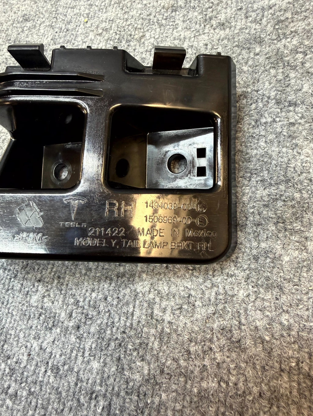 2020 - 2024 TESLA MODEL Y REAR RIGHT SIDE TAILLIGHT BRACKET OEM, 1494039-00-E