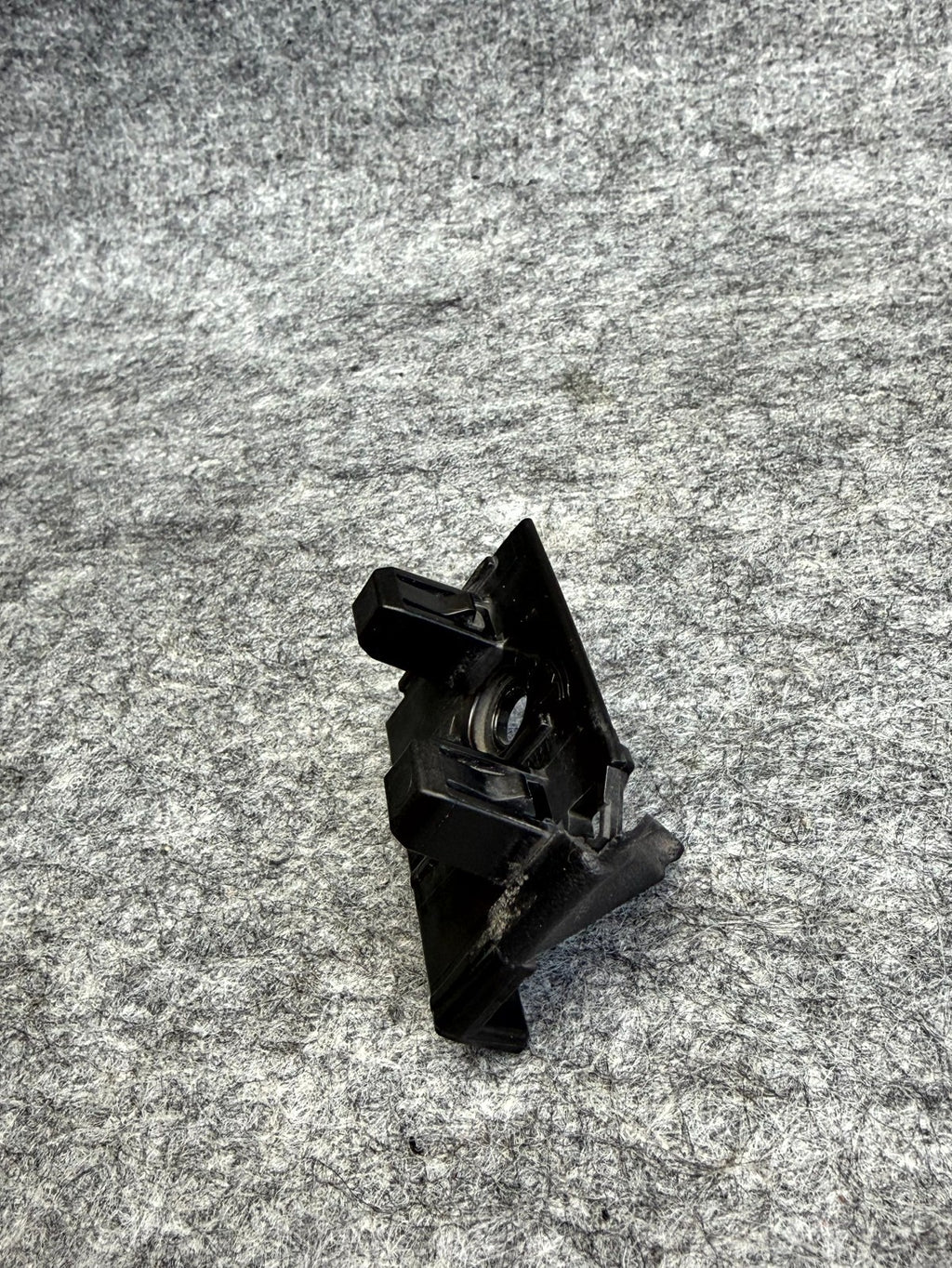 ♦️17 – 23 TESLA MODEL 3 FRONT RIGHT SIDE BUMPER FENDER BRACKET OEM, 1084172-00-F