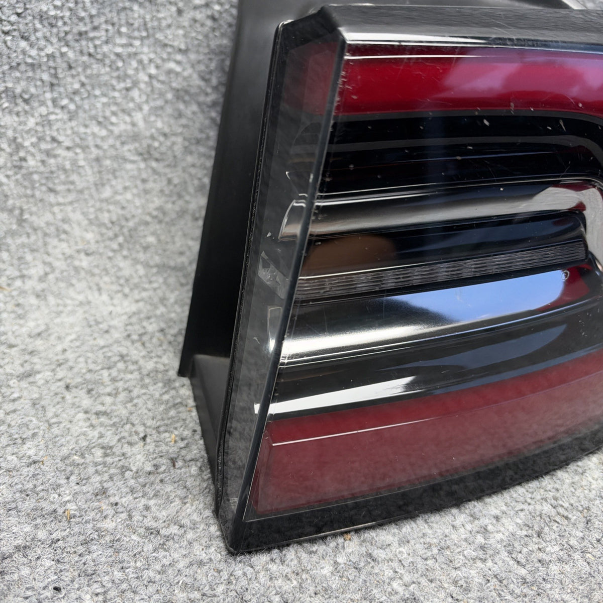 2017-2023 Tesla Model 3 Model Y RIGHT RH Tail Light 1077398-00 3-pins plug OEM