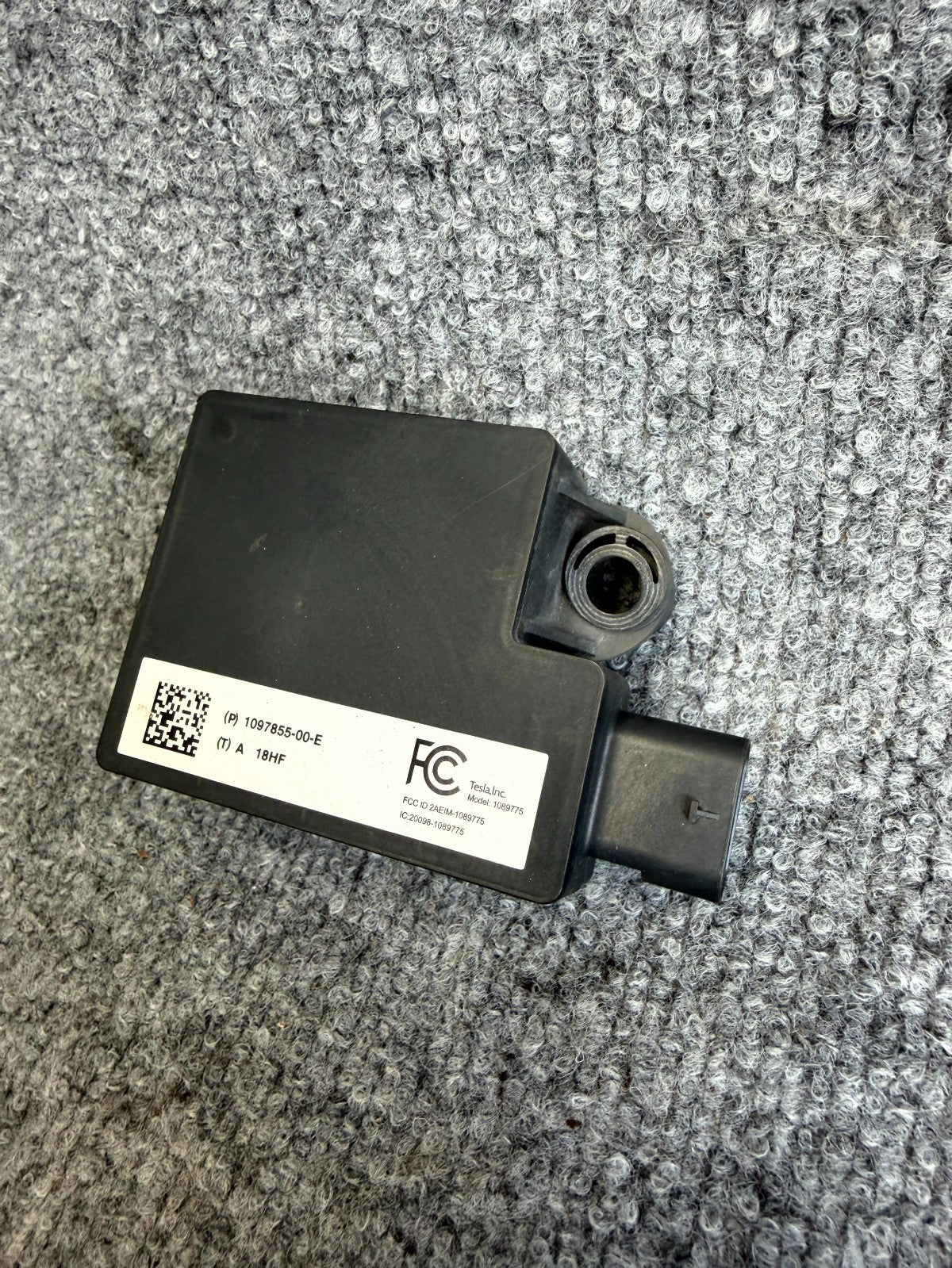 2017 – 2023 TESLA MODEL 3 REAR BUMPER BODY CONTROL MODULE BCM OEM, 1097855-00-E