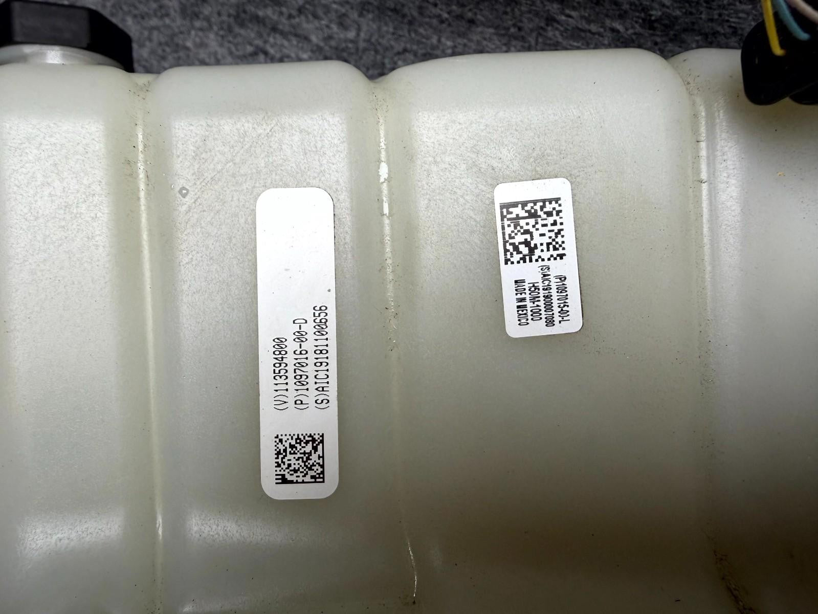 ♦️2017-2023 TESLA MODEL 3 COOLANT EXPANSION TANK WITH PUMP OEM 1097016-00-D