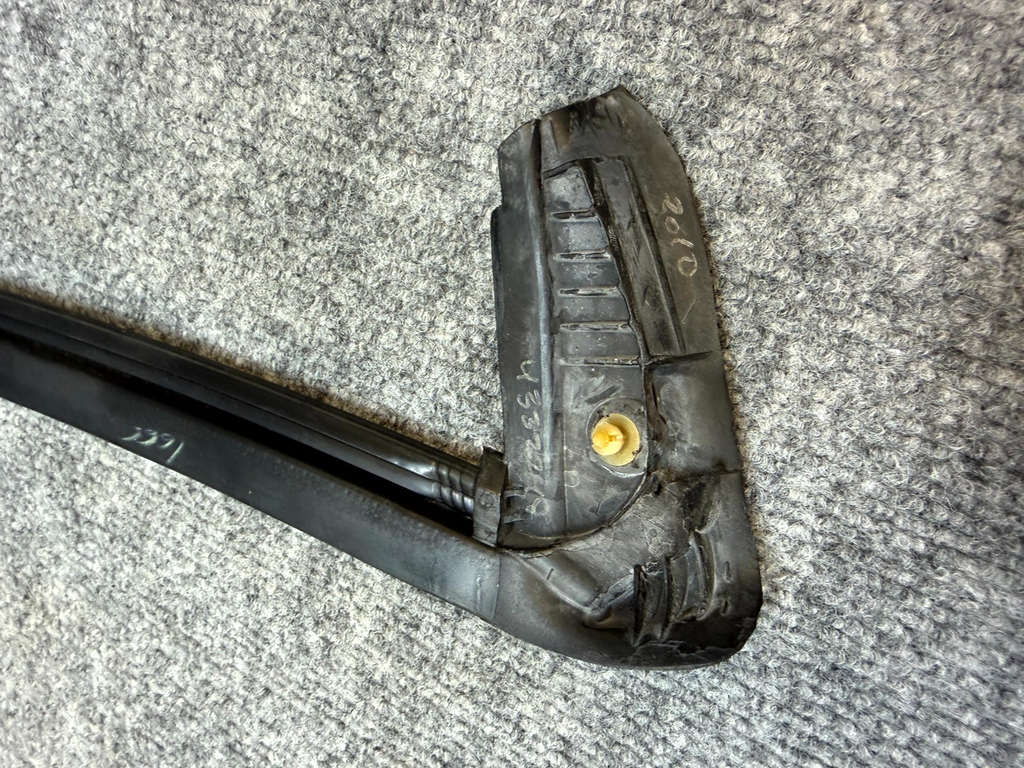 2020-2024 TESLA MODEL Y REAR RIGHT SIDE DOOR SEAL WEATHERSTRIP OEM, 1497714-00-D