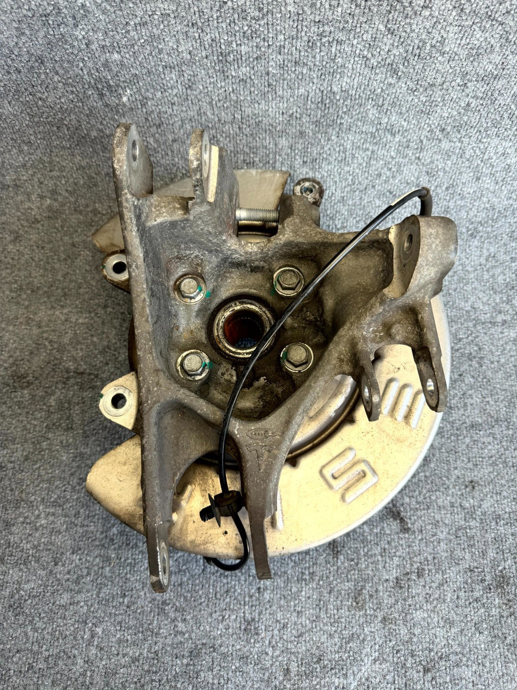 12–16 TESLA MODEL S REAR LEFT SPINDLE KNUCKLE HUB W/ DUST SHIELD OEM, 600643200A