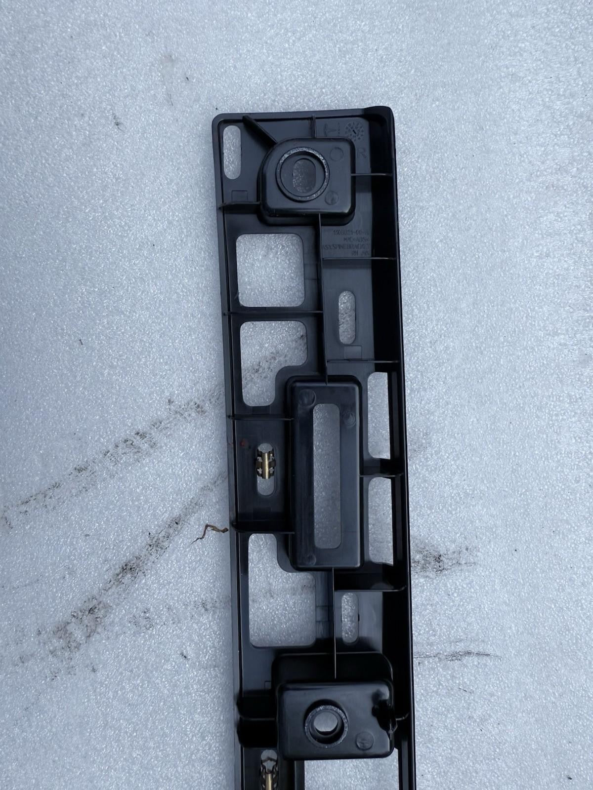 ♦️16-24 TESLA MODEL X REAR RIGHT UPPER DOOR SPINE MOUNT BRACKET OEM, 110882100