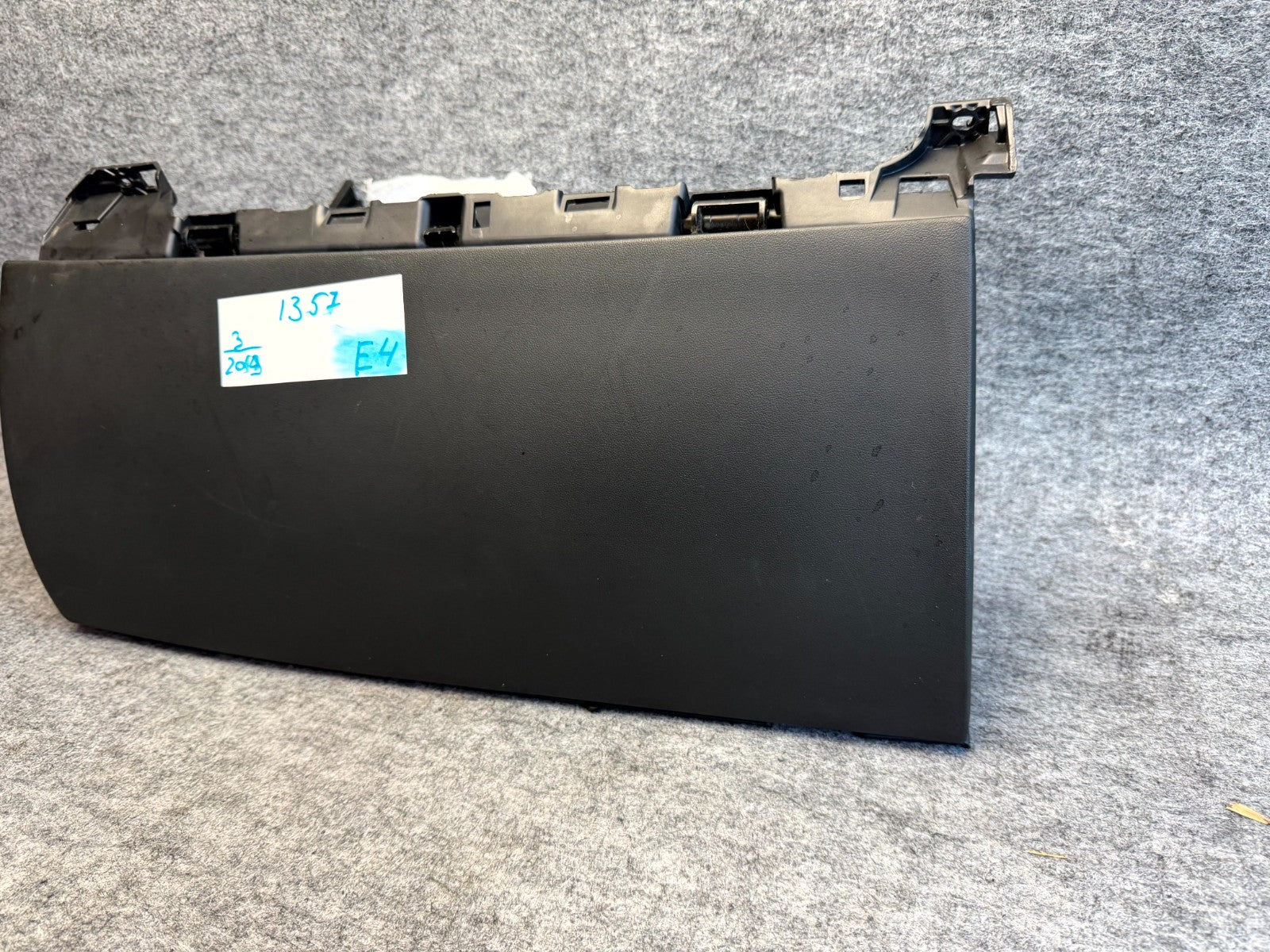♦️2017 – 2023 TESLA MODEL 3 FRONT GLOVE BOX STORAGE ASSEMBLY OEM, 1083340-00-F