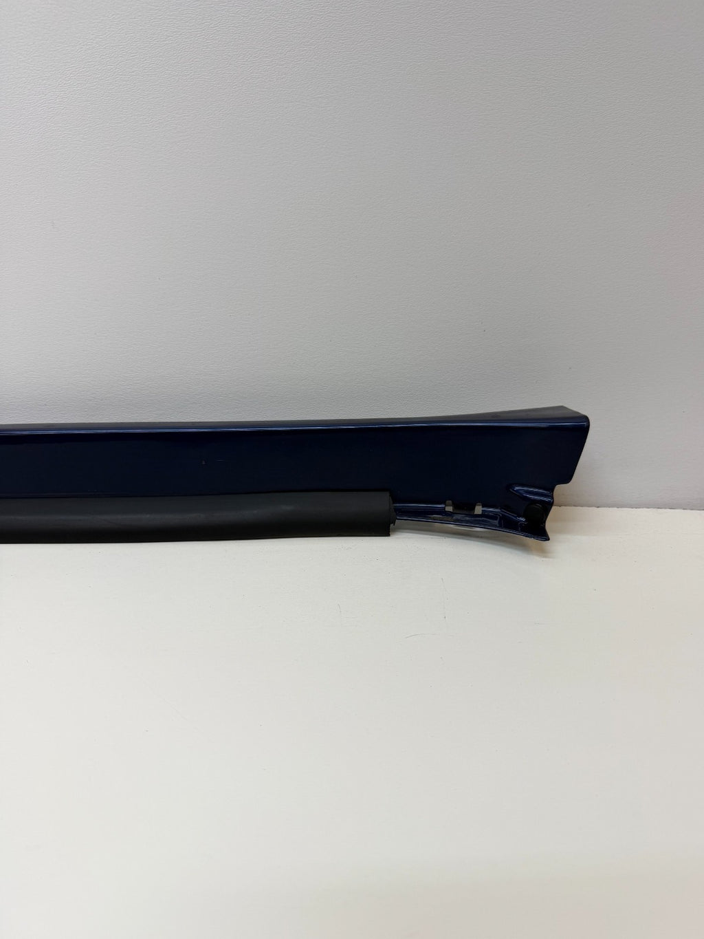 12-20 Tesla Model S Right Pasenger Rocker Panel Scuff Plate Molding 1012217-00-G