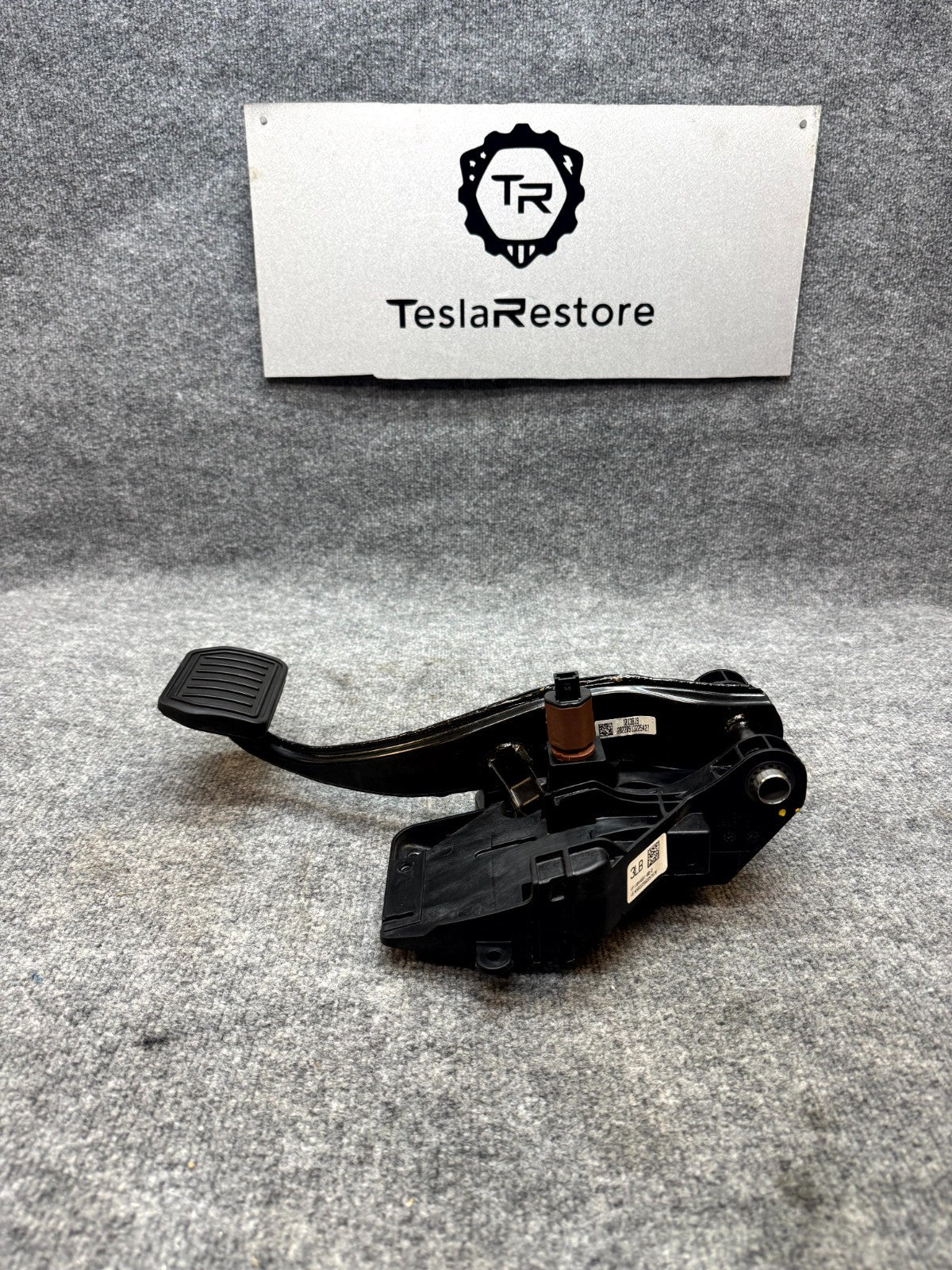 2017 - 2023 TESLA MODEL 3 ACCELERATOR & BRAKE PEDAL ASSEMBLY OEM, 1044691-00-D