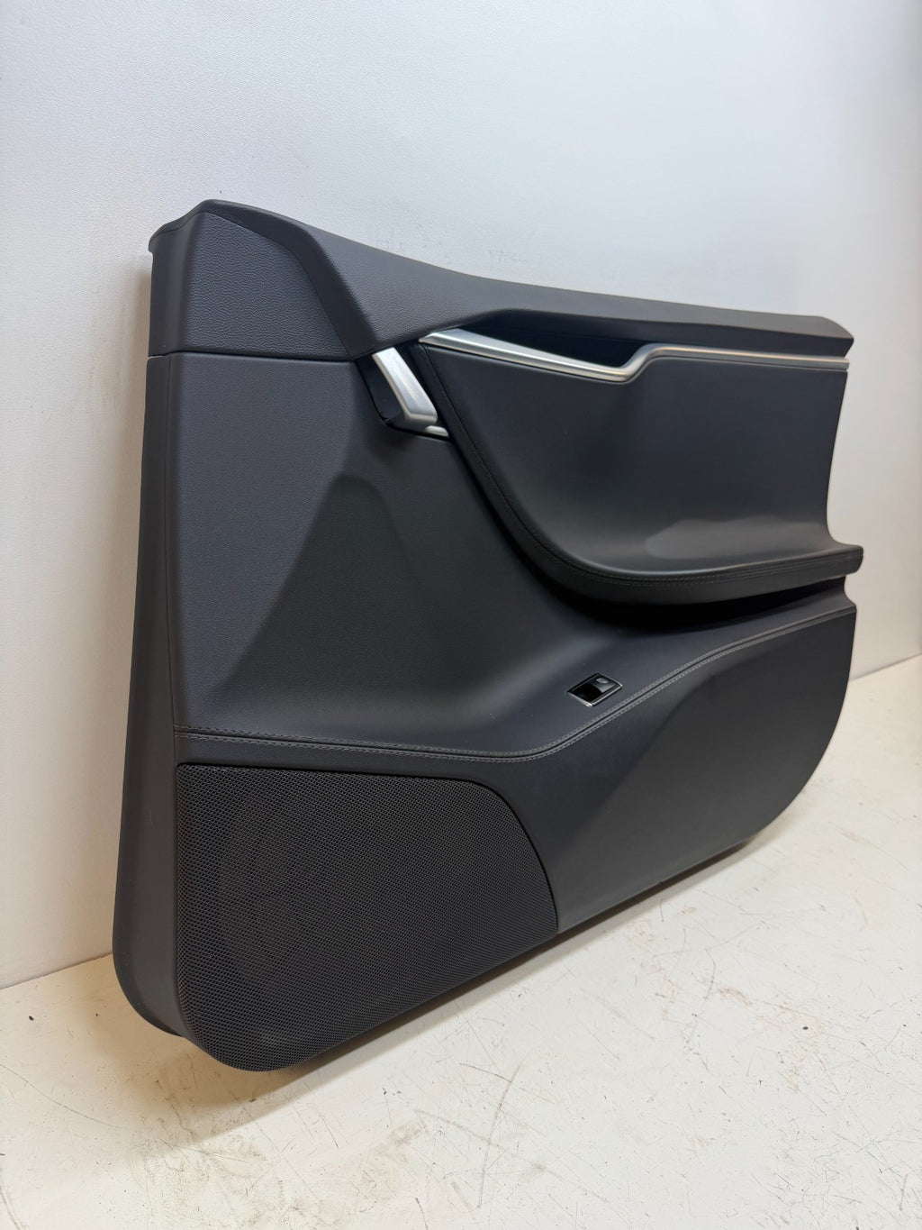 2012-2020 Tesla Model S Front RH Passenger Door Panel Trim 1007912-00-D