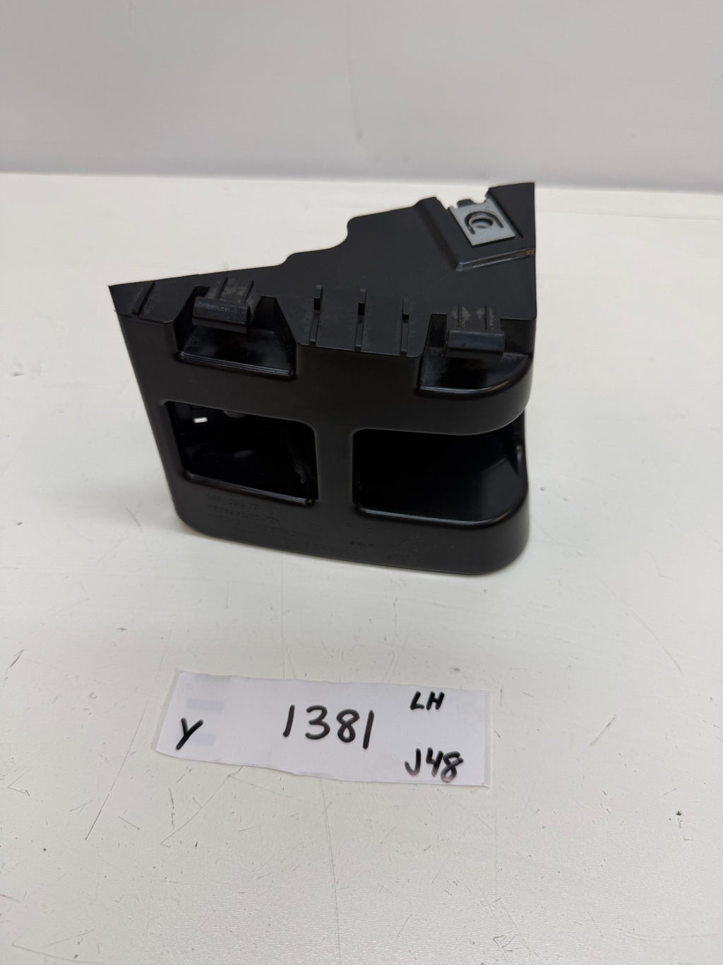 2020 - 2024 TESLA MODEL Y REAR BUMPER LEFT TAILLIGHT LAMP BRACKET 1506968-00-D