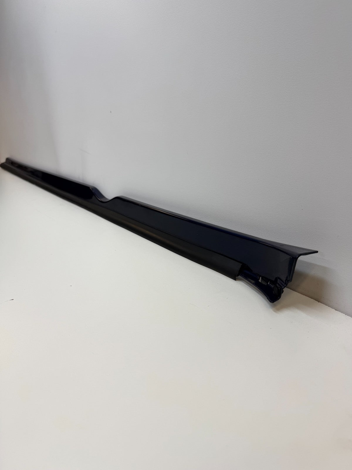 12-20 Tesla Model S Right Pasenger Rocker Panel Scuff Plate Molding 1012217-00-G
