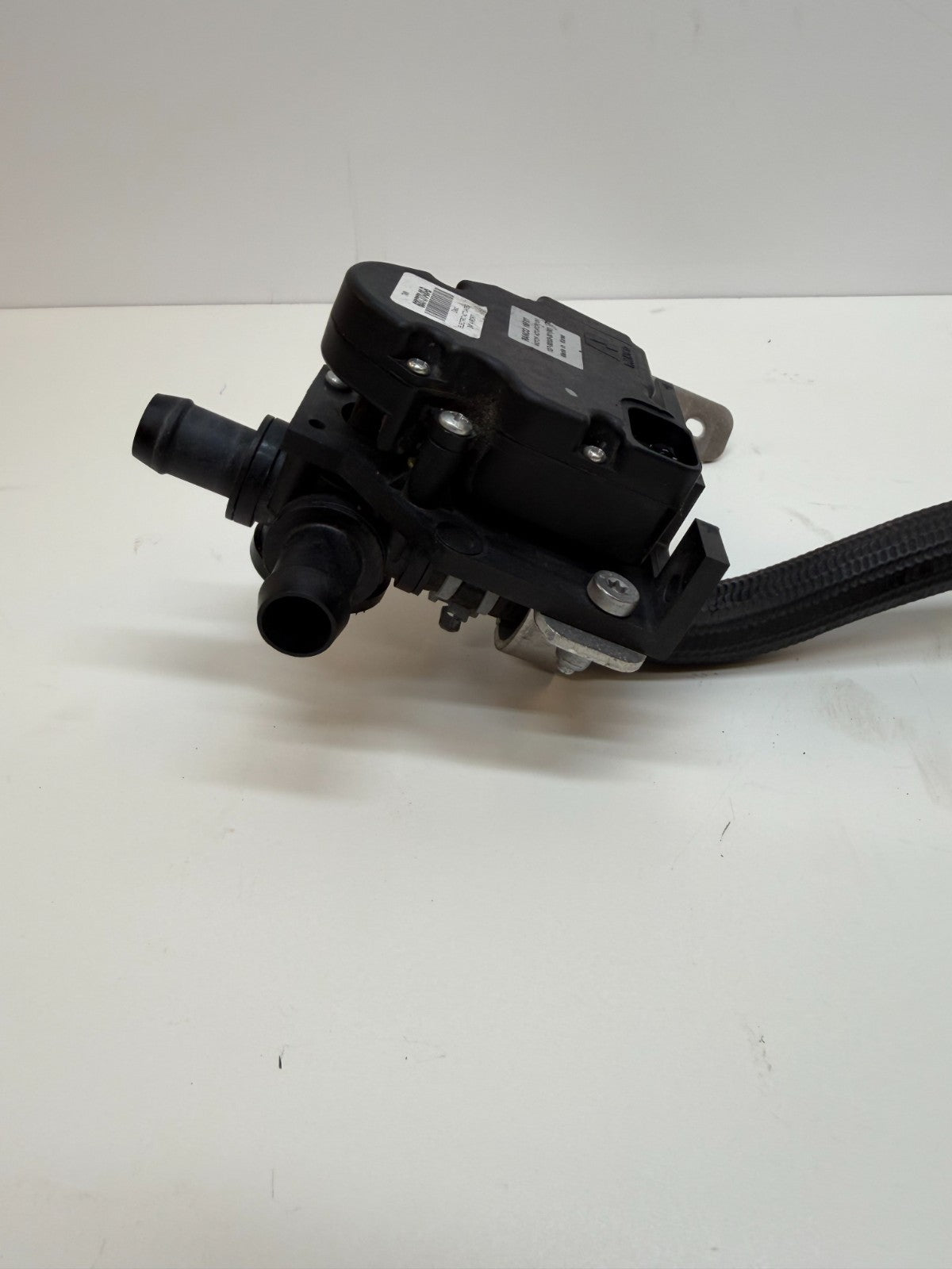 2012-2020 TESLA S ENGINE COOLANT PUMP & 3-WAY VALVE W/HOSES 1035348-00-G