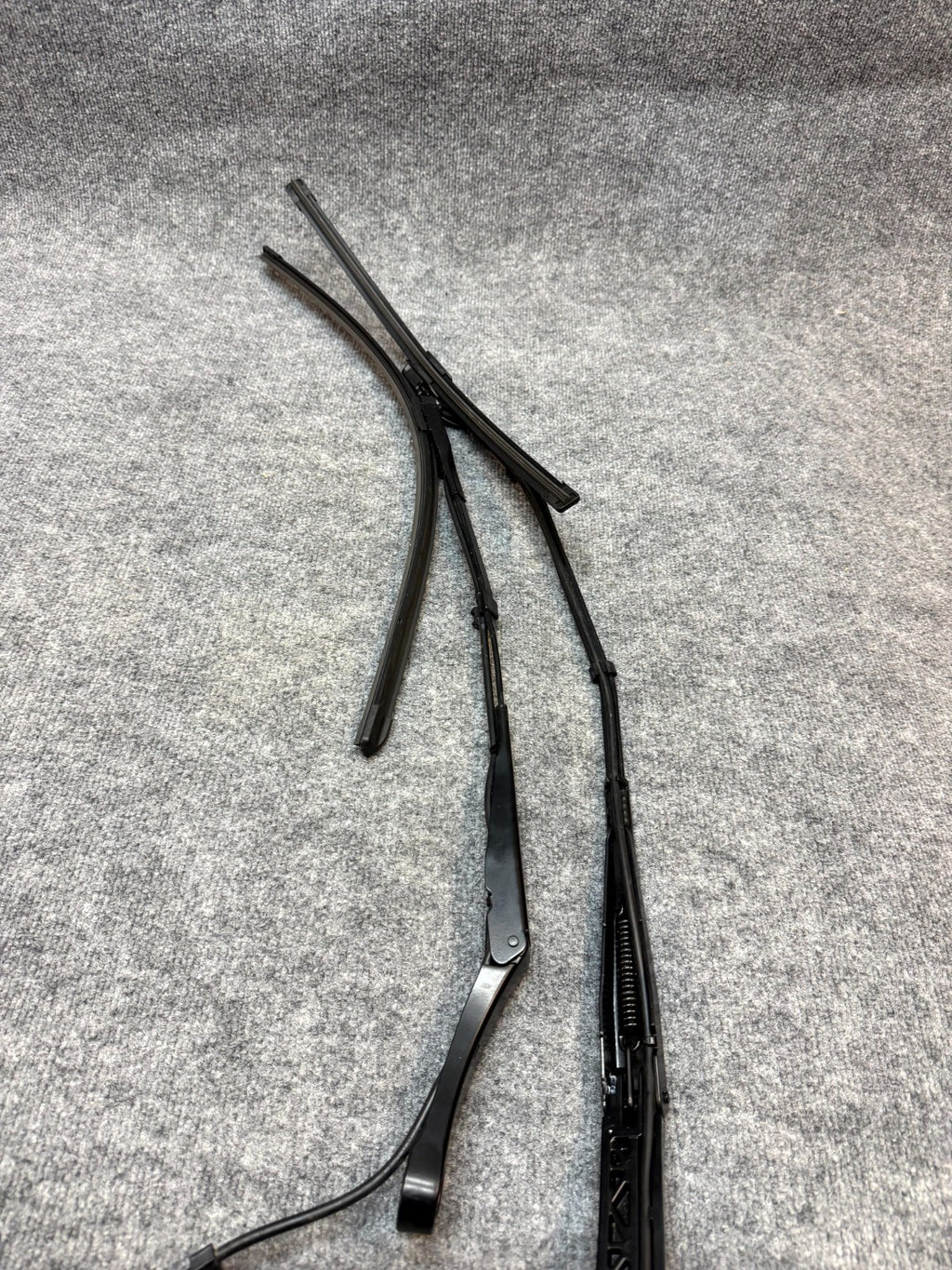 20-24 TESLA MODEL Y FRONT RIGHT WINDSHIELD WIPER WASHER ARM OEM, 1490249-00-B