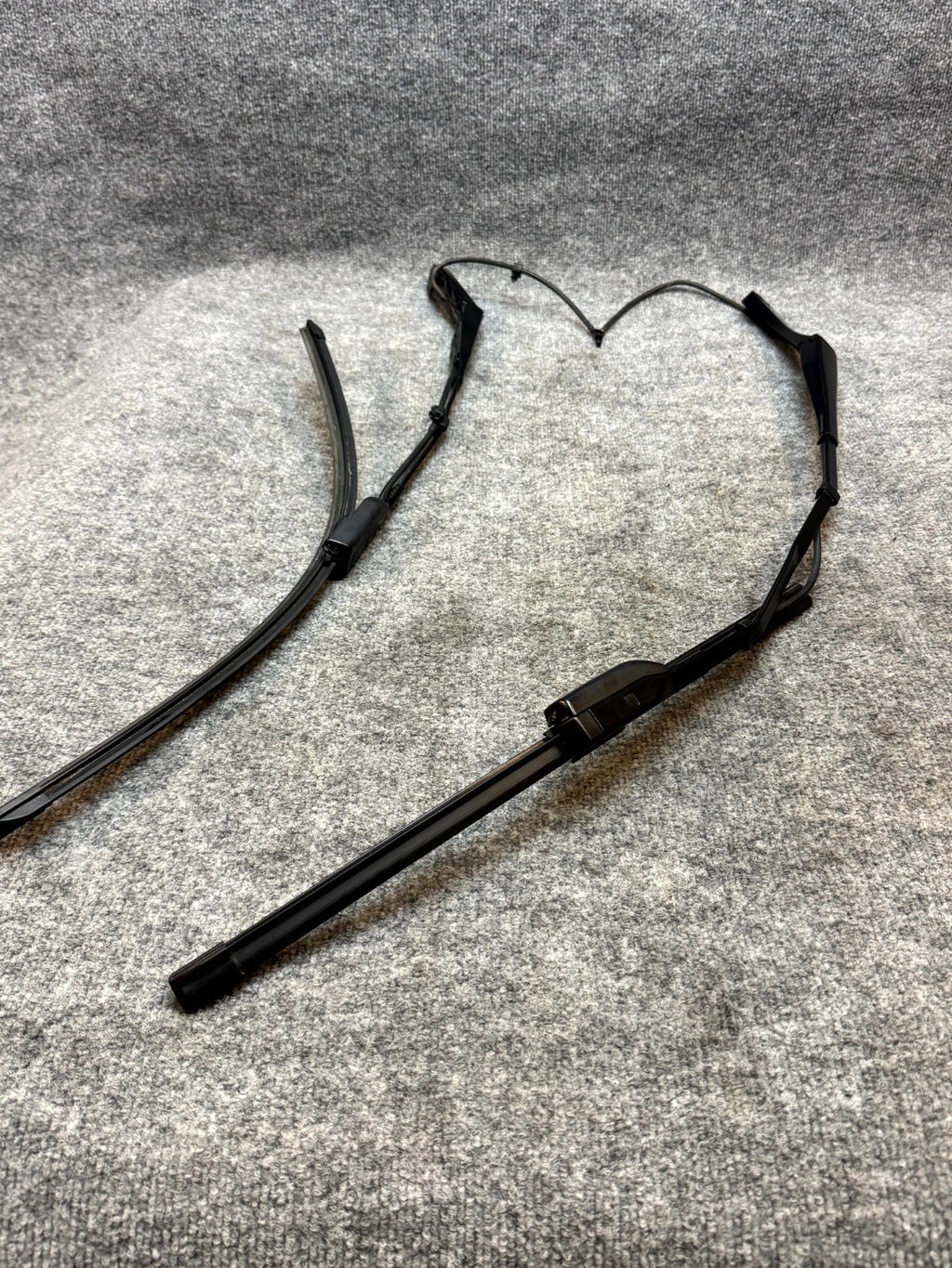 2020-2024 TESLA MODEL Y FRONT LEFT WINDSHIELD WIPER ARM BLADE OEM, 1658942-00-A