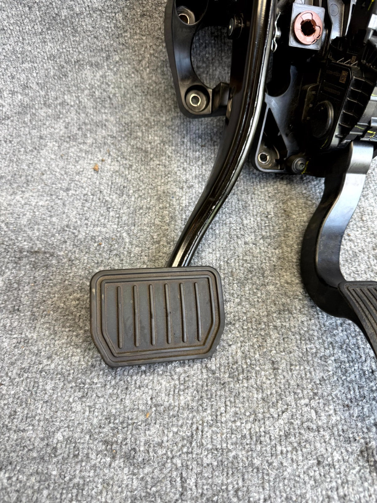 2017-2023 TESLA MODEL 3 ACCELERATOR & BRAKE PEDAL SET ASSEMBLY OEM, 1044691-00-D
