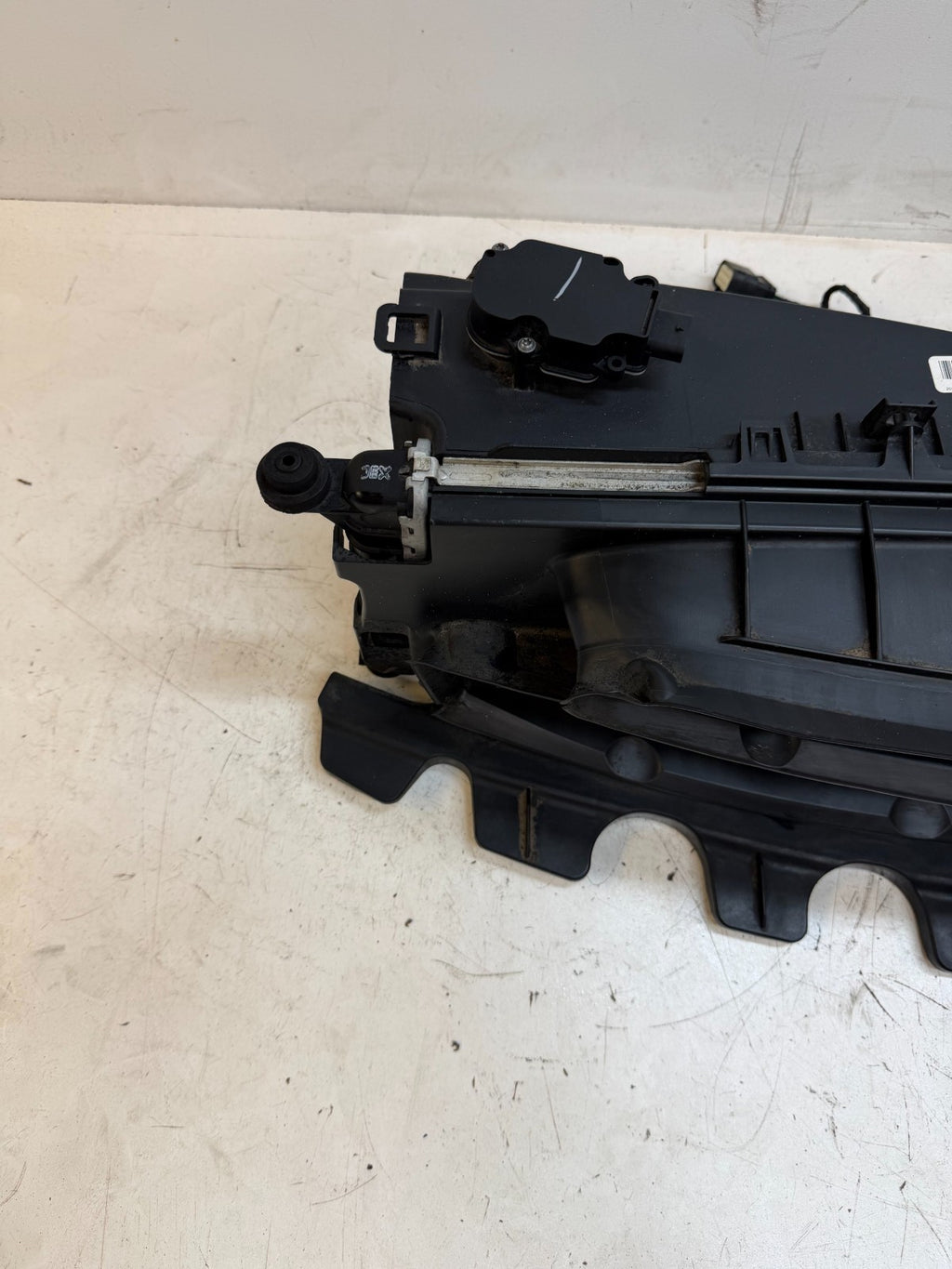 2012-2015 Tesla Model S Radiator Shutter Air Duct Center Intake Grille Assembly