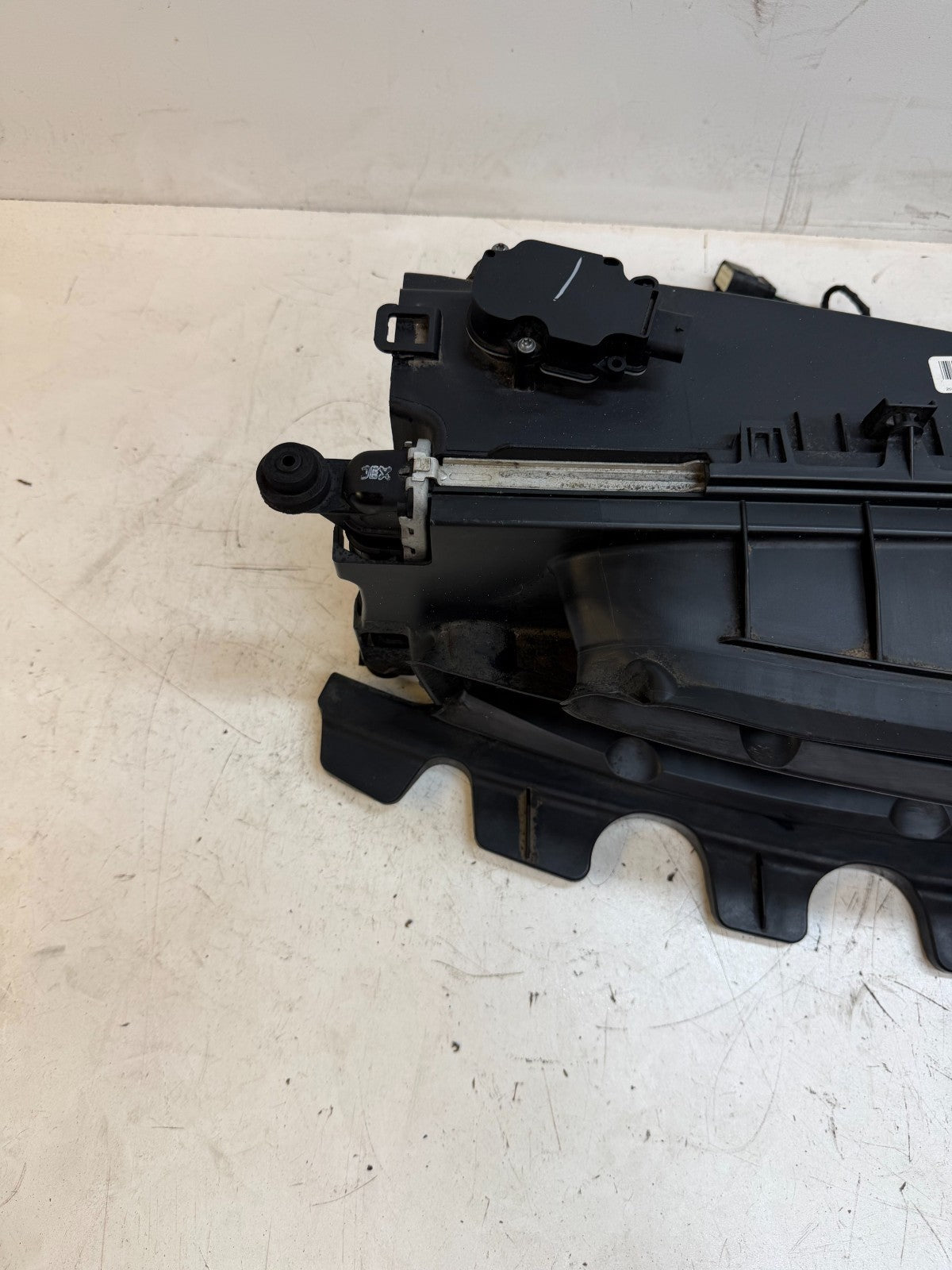 2012-2015 Tesla Model S Radiator Shutter Air Duct Center Intake Grille Assembly