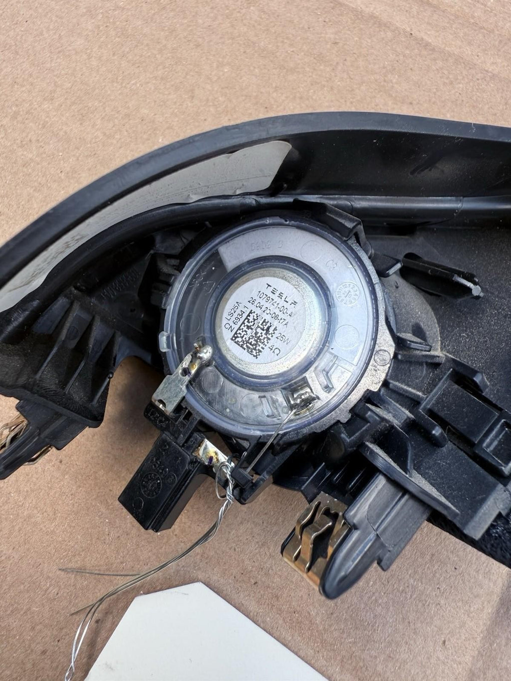 ♦️2017-2023 TESLA MODEL 3 FRONT LEFT SIDE AUDIO SPEAKER COVER OEM, 1095657-00-F