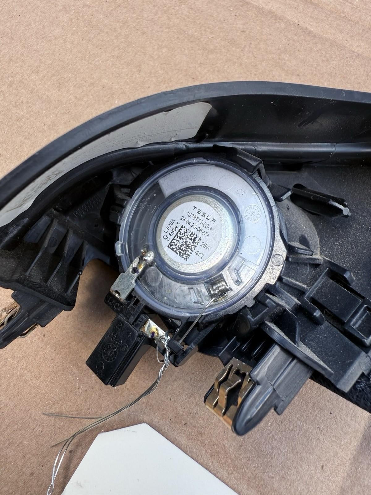 ♦️2017-2023 TESLA MODEL 3 FRONT LEFT SIDE AUDIO SPEAKER COVER OEM, 1095657-00-F