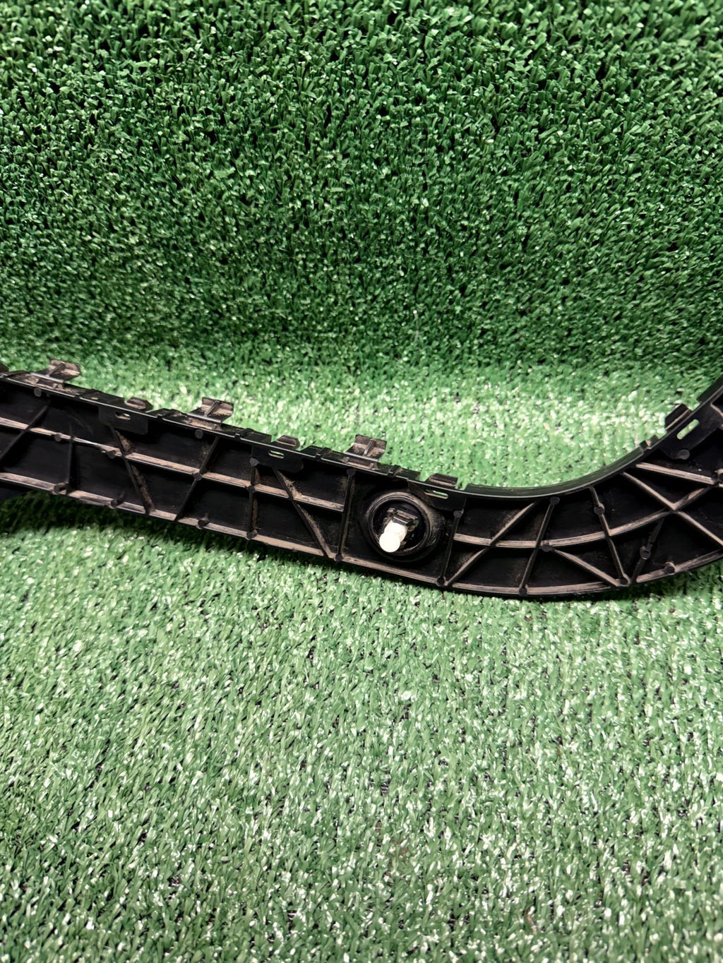 ♦️20-24 TESLA MODEL Y REAR RIGHT BUMPER RETAINER MOUNT BRACKET OEM, 1494037-00-A
