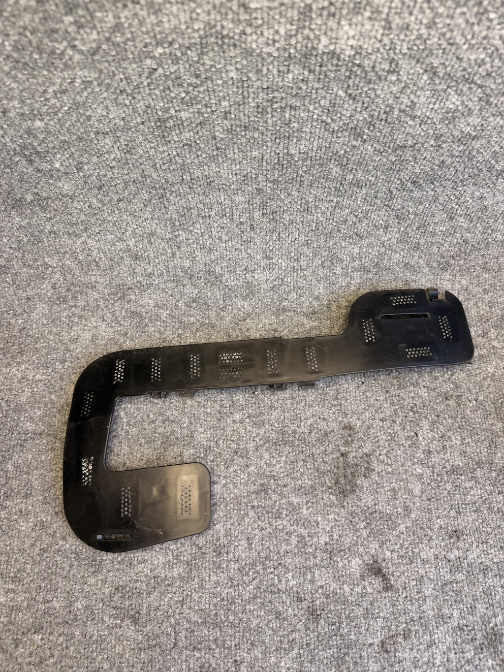 2020 - 2024 TESLA MODEL Y FRONT LEFT BUMPER FOG LIGHT BRACKET OEM, 1493747-00-A