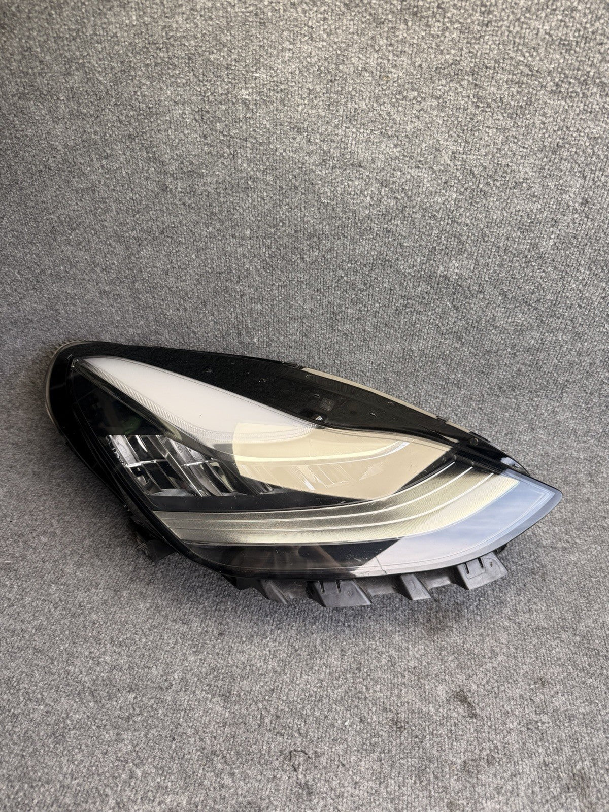 2017-2020 TESLA MODEL 3-Y HEADLIGHT RIGHT PASSENGER  1077372-00-L LED OEM