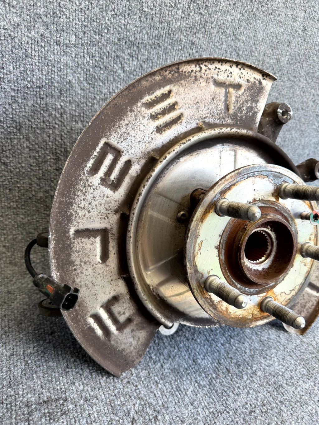 12–16 TESLA MODEL S REAR LEFT SPINDLE KNUCKLE HUB W/ DUST SHIELD OEM, 600643200A
