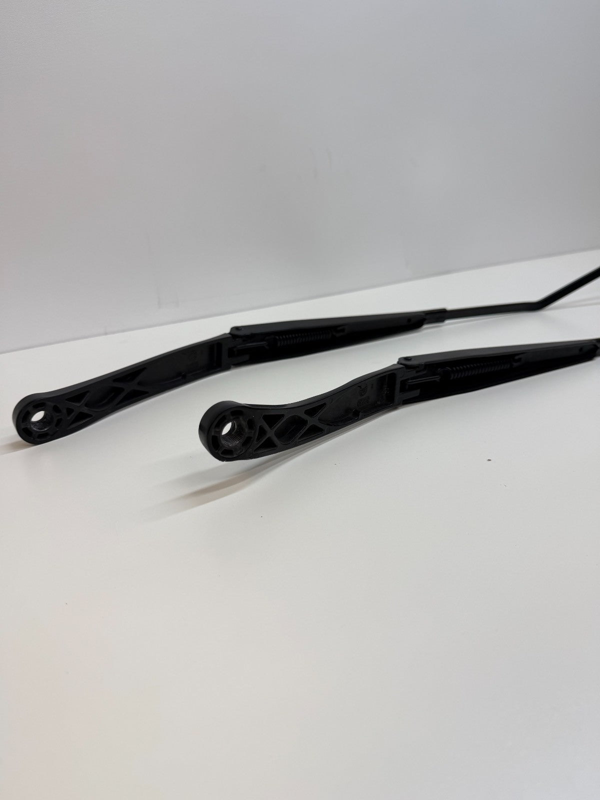 16-20 Tesla Model S Front Right Left Side Windshield Wiper Arm Set 6005951-00-C