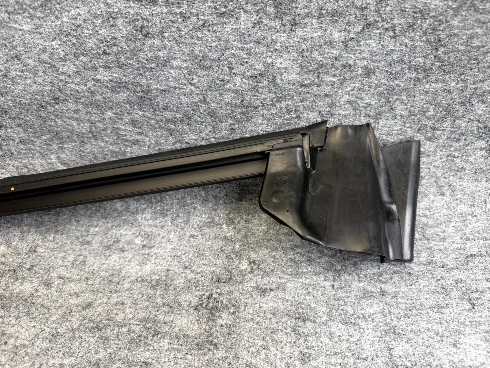 ♦️17–23 TESLA MODEL 3 FRONT LEFT/RIGHT INNER BELT SEAL MOLDING OEM, 1090495-00-E