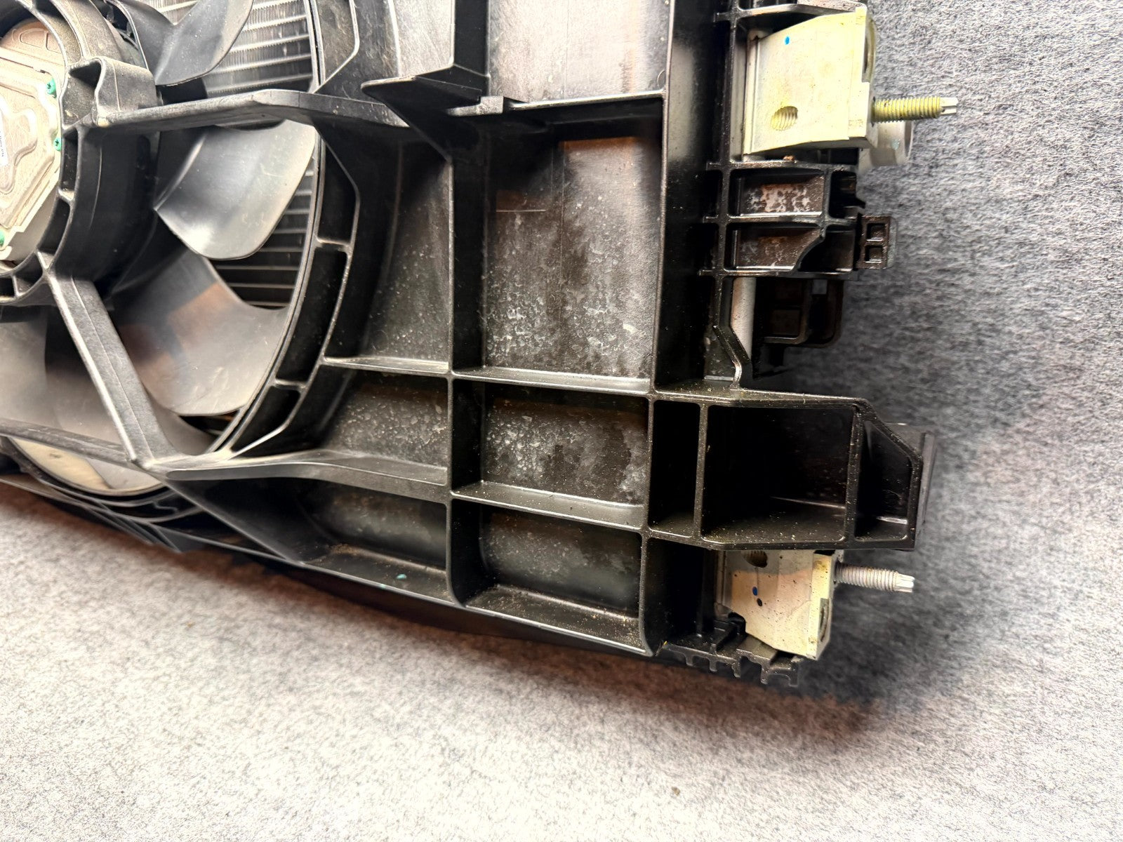 ♦️17 - 23 TESLA MODEL 3 FRONT RADIATOR AIR GRILL SHUTTER ASSY OEM, 1076732-00-H