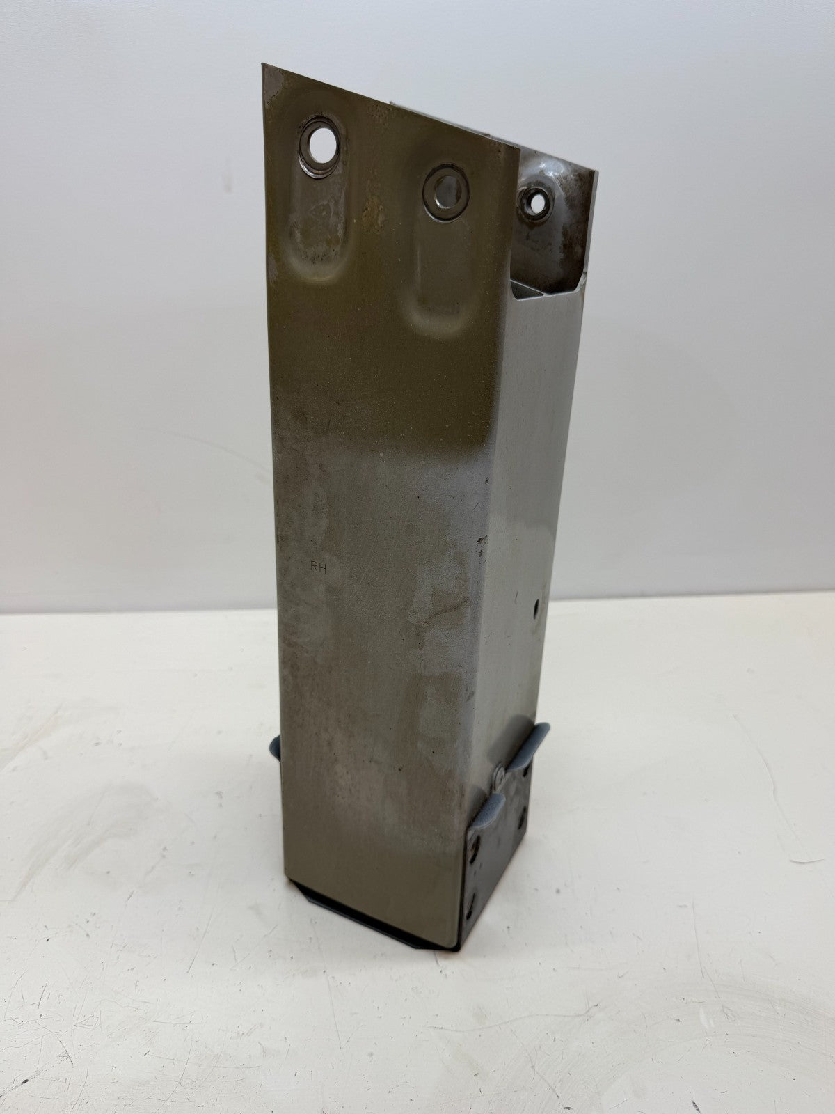 2017 - 2024 TESLA MODEL Y FRONT BUMPER RIGHT REINFORCEMENT BAR MOUNT BRACKET