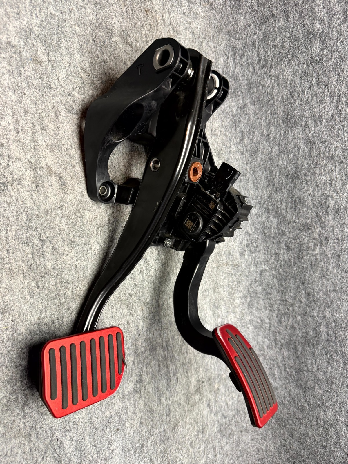 ♦️2017-2023 TESLA MODEL 3 GAS PEDAL BRAKE PEDAL KIT W/ BRACKET OEM, 1044691-00-D