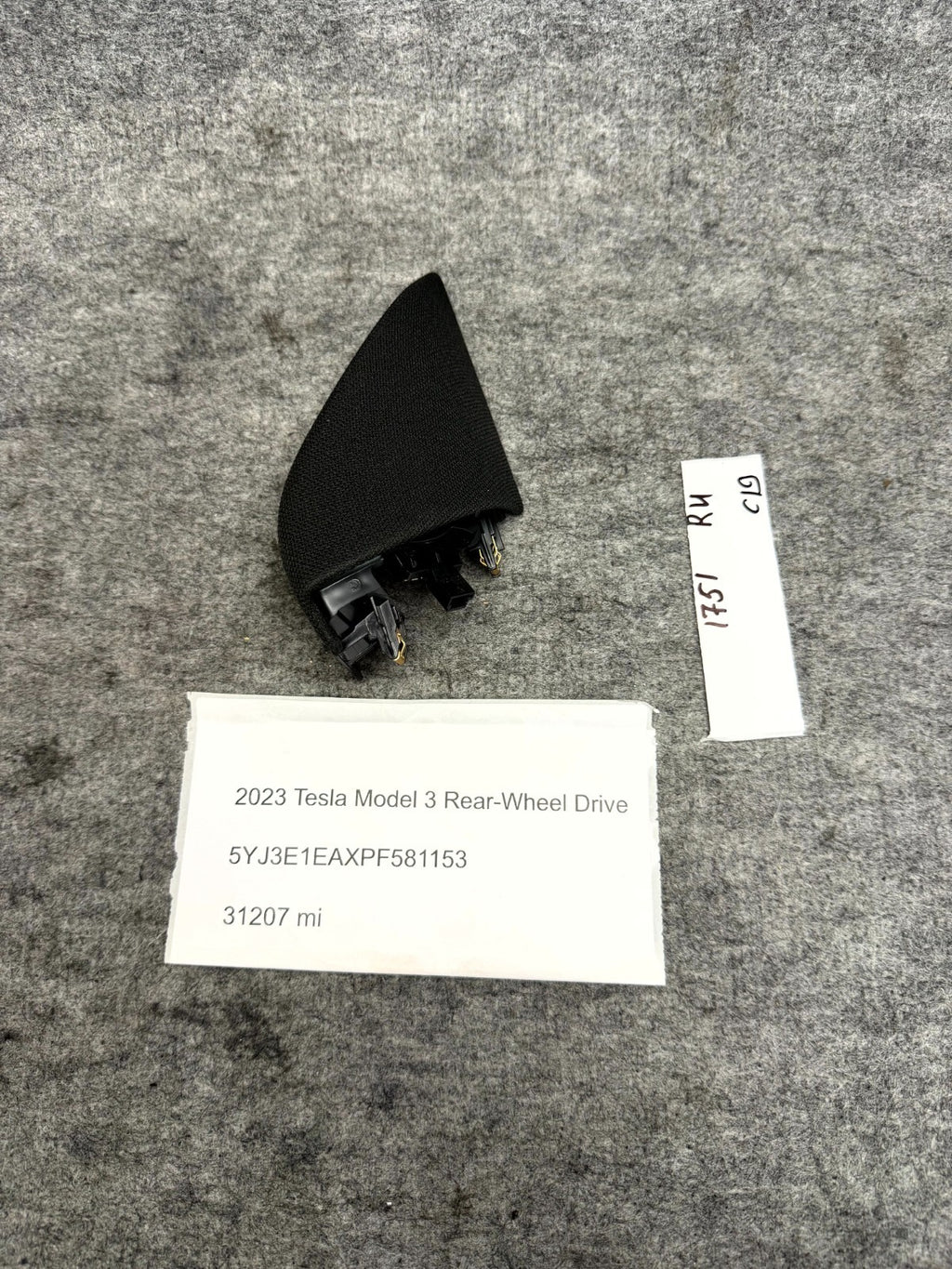 ♦️17-23 TESLA MODEL 3 FRONT RIGHT SIDE DOOR CORNER TWEETER TRIM OEM 1784662-00-A