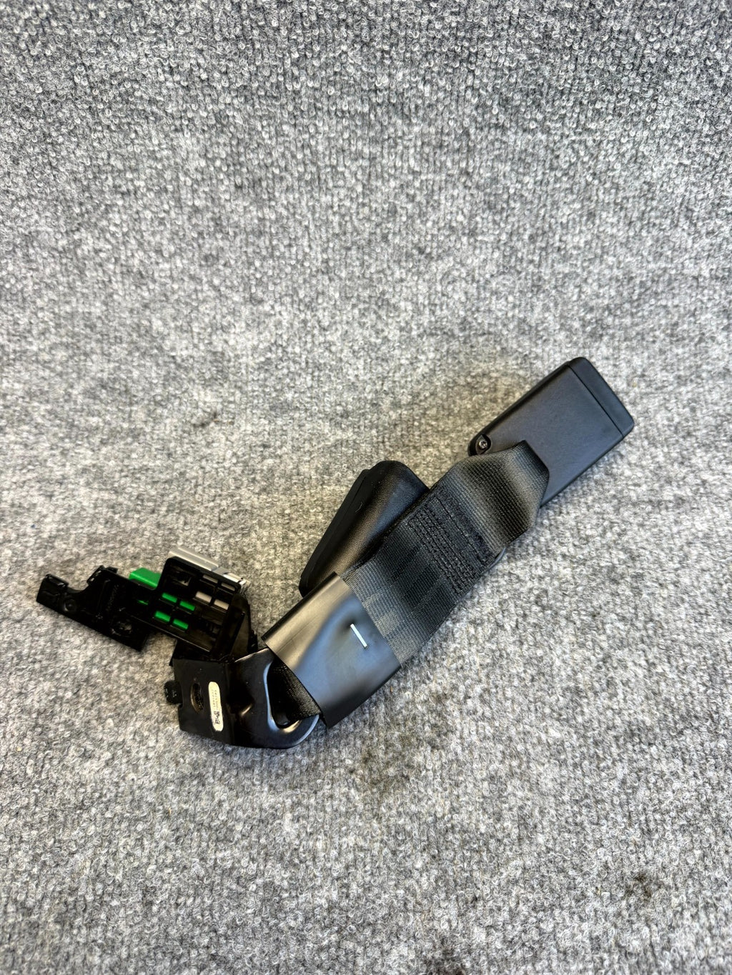 2017 - 2023 TESLA MODEL 3 REAR SECOND ROW SEAT BELT BUCKLE OEM, 1085942-01-E