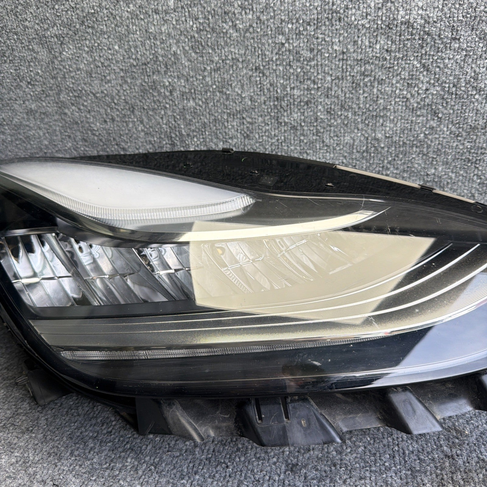 2017-2020 TESLA MODEL 3-Y HEADLIGHT RIGHT PASSENGER  1077372-00-L LED OEM