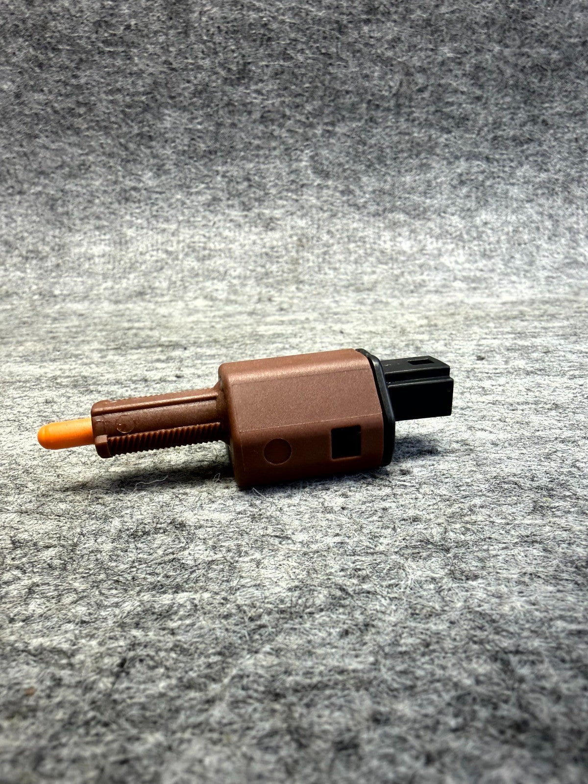 ♦️2017 - 2023 TESLA MODEL 3 BRAKE LIGHT SWITCH SENSOR OEM, 1044681-00-B