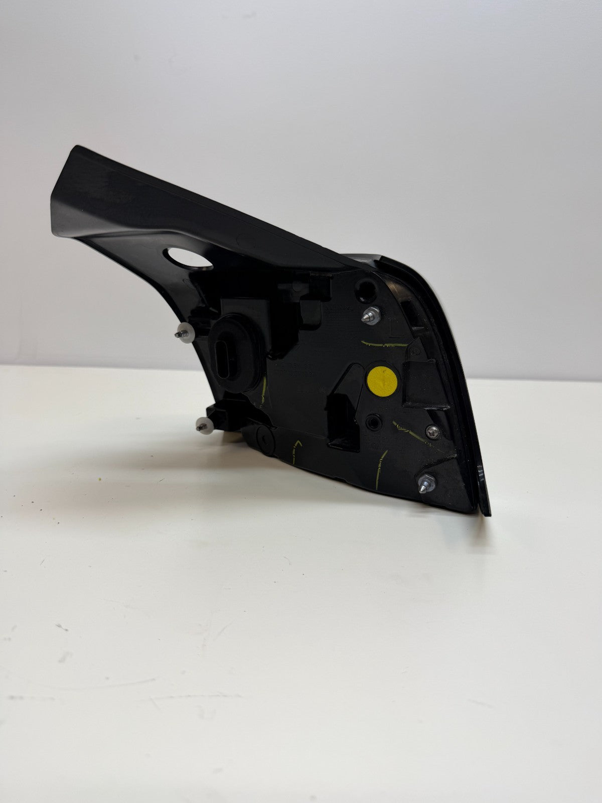 2017 - 2023 Tesla Model Y Rear Left 4 Pin LED Tail Light Lamp 1502086-00-D